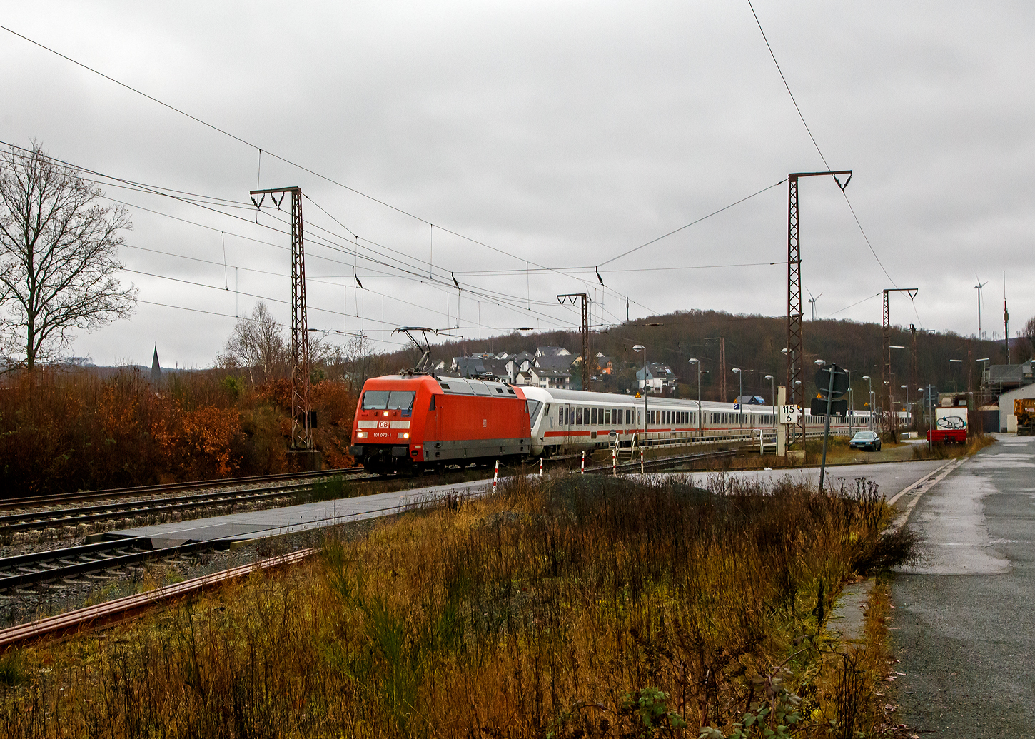 Die 101 070-1  (91 80 6101 070-1 D-DB) der DB Fernverkehr AG fährt am 23.12.2022 mit einer IC-Leergarnitur (auf Überführungsfahrt) durch Rudersdorf über die Dillstrecke (KBS 445) in Richtung Norden (Siegen).

Die Lok wurde 1996 von ABB Daimler-Benz Transportation GmbH (ADtranz) in Kassel unter der Fabriknummer 33180 gebaut.
