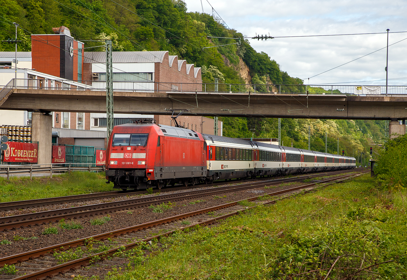 Die 101 081-8 (91 80 6101 081-8 D-DB) der DB Fernverkehr AG, f�hrt am 28.04.2018, mit einem EC bestehend aus SBB EuroCity-Wagen, auf der Linken Rheinstrecke (KBS 471) durch Koblenz-Oberwerth, in Richtung Mainz bzw. Schweiz.

Die EuroCity-Wagen (Apm EC und Bpm EC) der SBB sind zwar nach �hnlichen Prinzipien aufgebaut worden, werden aber in der Schweiz nicht als Einheitswagen bezeichnet. 

Die Lok wurde 1996 von ADtranz (ABB Daimler-Benz Transportation GmbH) in Kassel unter der Fabriknummer 33191 gebaut.