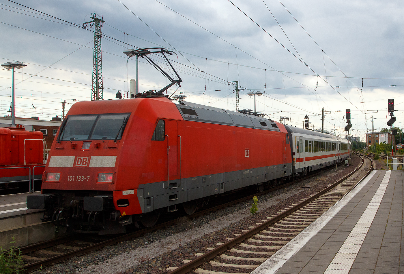 Die 101 133-7 (91 80 6101 133-7 D-DB) der DB Fernverkehr AG schiebt am 31.05.2022, den IC 2213 (Ostseebad Binz - Hamburg - Köln Messe/Deutz - Mainz – Stuttgart), vom Hbf Münster (Westf.) weiter in Richtung Stuttgart).

Die Lok wurde 1998 von ABB Daimler-Benz Transportation GmbH (ADtranz) in Kassel unter der Fabriknummer 33243 gebaut.
