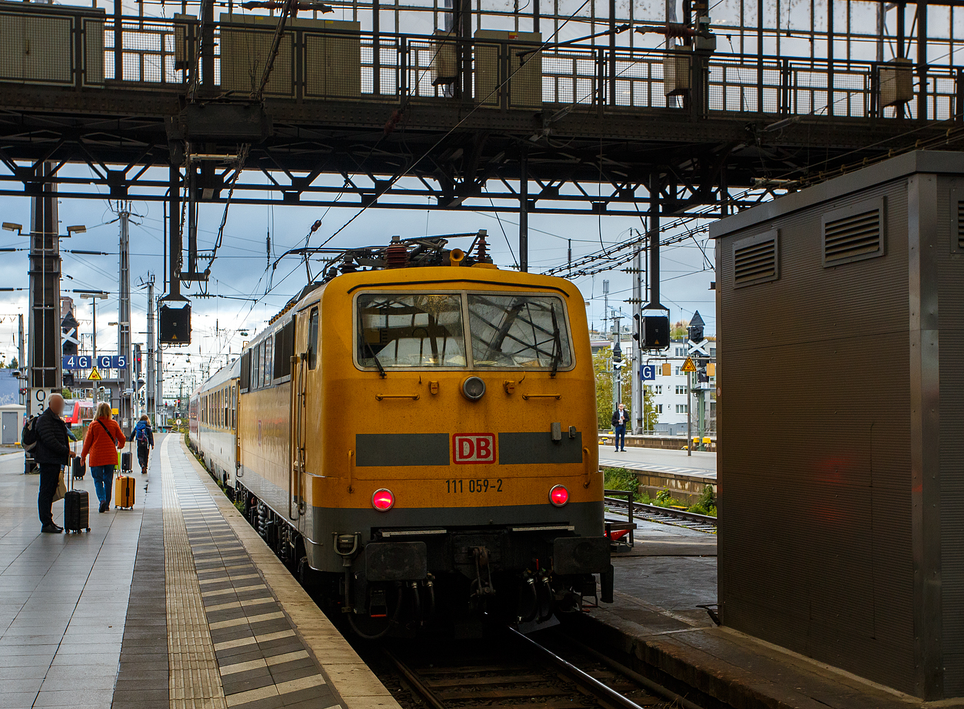 Die 111 059-2 (91 80 6111 059-2 D-DBMP) der DB InfraGO AG, ex DB Netz AG / DB Netz Instandhaltung – Fahrwegmessung am 21 Oktober 2025, mit einem Messzug der DB Systemtechnik GmbH (Minden/Westf.), im Hauptbahnhof Köln.

Die Lok wurde 1976 von Henschel & Sohn in Kassel unter der Fabriknummer 31905 gebaut und an die Deutsche Bundesbahn geliefert. Im Jahr 20014 ging sie von der DB Regio Hessen an die DB Netz AG (heute DB InfraGO AG). 

Der Zug bestand zudem aus dem Einheitsmesswagen D-DB 63 80 99-92 007-3 Dienstüm 313 und dem Steuerwagen D-DB 73 80 80-91 310-1 Bpmbdzf 296.3.

Der Steuerwagen ist ein ehemaliger 2. Klasse behindertengerechter InterCity-Steuerwagen mit Fahrradabteil, heute mit Messarbeitsplätzen. Insgesamt sollen fünf dieser Steuerwagen von der DB Systemtechnik übernommen worden sein. Dieser Wagen wurde 1990 vom Raw Halberstadt unter der Fabriknummer 90.Bm167 und als D-DR 51 50 21-80 078-1 der Gattung Bm 2180 eingereiht. Zum 01.01.1994 ging er als D-DB 51 80 21-80 078-5 Bom 281.1 in den Bestand der DB AG über. 1999 wurde er im PFA Weiden (Partner für Fahrzeugausstattung GmbH) zum InterCity-Steuerwagen D-DB 73 80 80-90 110-6 Bpmbdzf 297.3 der DB Fernverkehr AG umgebaut. Der Steuerwagen, 2. Klasse, behindertengerecht, mit Fahrradabteil wurde 2002 zum D-DB 73 80 80-91 310-1 Bpmbdzf 296.3 umgebaut, von 2006 im „München-Nürnberg-Express“ im Einsatz bis er 2021 an die DB Systemtechnik. Heute beherbergt der Steuerwagen hinter dem Führerstand nun 3 Messarbeitsplätze. Der Wagen findet im Wendezugbetrieb bis 200 km/h auf dem Netz der Deutschen Bahn AG als eigenständiger Messwagen oder in Verbindung mit Einheitsmesswagen Verwendung. Der Wagen hat die RIC Zulassung für eine Höchstgeschwindigkeit von 200 km/h.

Der Einheitsmesswagen wurde 1976 von MBB (ex WMD - Waggon- und Maschinenbau GmbH Donauwörth) unter der Fabriknummer 09036 als Einheitsmeßwagen der Gattung Dienstüm 313. Die Wagen entsprachen in der technischen Ausführung und Fahrleistungen den DB Reisezugwagen und waren für Höchstgeschwindigkeiten bis 300 km/h zugelassen. Alle Dienstüm 313 waren mit einer Grund-Messausrüstung ausgestattet, die aus einer digitalen Geschwindigkeits-, Weg- und Zeitmesseinrichtung, einer Analogregistrierung, Zug-Druckkraft-Messgeräten und einer Mess- und Meldeanlage für die Achslagertemperatur bestand. 

In enger Zusammenarbeit mit der Deutschen Bundesbahn entwickelte und fertigt MBB Einheitsmesswagen für Schnellfahrversuche bis 300 km/h. Bei gleicher Grundkonzeption und entsprechender Ausrüstung werden die Fahrzeuge für Fahrleitungs- und Leistungsmessungen eingesetzt. 
Folgende Untersuchungen sind durchführbar: 
•	Laufverhalten der Schienenfahrzeuge bei 200 km/h und mehr,
•	aerodynamisches Verhalten bei Zugbegegnungen und Vorbeifahrt an Bauwerken,
•	Geräuschentwicklung,
•	Bremswirkung,
•	Zugkraftmessung,
•	Überprüfung des Oberbaus,
•	Leistungsmessung, sowie 
•	das Verhalten der Fahrleitung und Stromabnehmer bei 200 km/h und mehr.

Die Messwagen entsprechen den Bestimmungen für den internationalen Verkehr, den Vorschriften und technischen Lieferbedingungen der Deutschen Bundesbahn, den UIC- und RIC-Vorschriften und sind somit in vielen europäischen Länder zugelassen.

Der Wagenkasten besteht aus einer robusten Schweißkonstruktion in Profilbauweise aus Stahl in der Güte St 37 bzw. St 52. Die Ausführung und Ausstattung entspricht dem bei deutschen Reisezugwagen mit hohem Komfort. Schalldämmung und Wärmeisolierung, erschütterungsfreier Einbau von Verkleidungen, Wänden, Decken und Schränken,  wartungsleichte und verschleißarme Bauteile sowie zweckmäßige Gestaltung der Arbeits- und Wohnräume standen bei der Konzipierung des wagenbaulichen Teils im Vordergrund.

Die Messwagen sind in folgende Räume aufgeteilt: 
-	Führerstand 1 (Hauptführerstand), 
-	Dieselraum, 
-	Material- und Werkzeuglager, Werkstatt, 
-	Messraum, 
-	Auswerteraum,
-	Wohn- und Schlafkabine mit Waschgelegenheit, 
-	Küche mit elektr, Kocher, Spülbecken u. Kühlschrank, 
-	WC mit Waschgelegenheit, 
-	Garderobe, 
-	Führerstand 2. 

Die beiden Führerstände an den Kopfenden sind mit Kontrollgeräten und einer Gegensprechanlage zur Verbindung mit dem Lokführer ausgerüstet. 

Im Werkstattraum sind die Schaltschränke für Hoch- und Niederspannung sowie für die Klimaanlage untergebracht. Eine Werkbank vervollständigt die Ausstattung. Im Messraum sind Stahlschränke für die Messausrüstung, die mit der installierten Standard-E-Ausstattung verdrahtet werden kann, eingebaut. 
Alle Wagen dieser Bauart sind mit einer Grund-Messausrüstung ausgestattet, die aus einer digitalen Geschwindigkeits-, Weg- und Zeitmesseinrichtung, einer Analogregistrierung, Zug-Druckkraft-Messgeräten und einer Mess- und Meldeanlage für die Achslagertemperatur besteht. Eine Besprechungsanlage mit Vielfachgegensprechtechnik ermöglicht die Kommunikation innerhalb des Messwagens.

Der Auswerteraum ist mit einer Eckbank, einem Tisch und Sesseln eingerichtet.

TECHNISCHE DATEN des Einheitsmesswagen D(Mess)m 313.0:
Spurweite: 1.435 mm (Normalspur)
Länge über Puffer: 26.400 mm
Drehzapfenabstand: 19.000 mm
Achsstand im Drehgestell:  2.500 mm
Laufraddurchmesser: 950 mm (neu)
Drehgestelle: Bauart Minden- Deutz, schwer
Dienstgewicht: 61,5 t
Zul. Höchstgeschwindigkeit: 200 km/h
