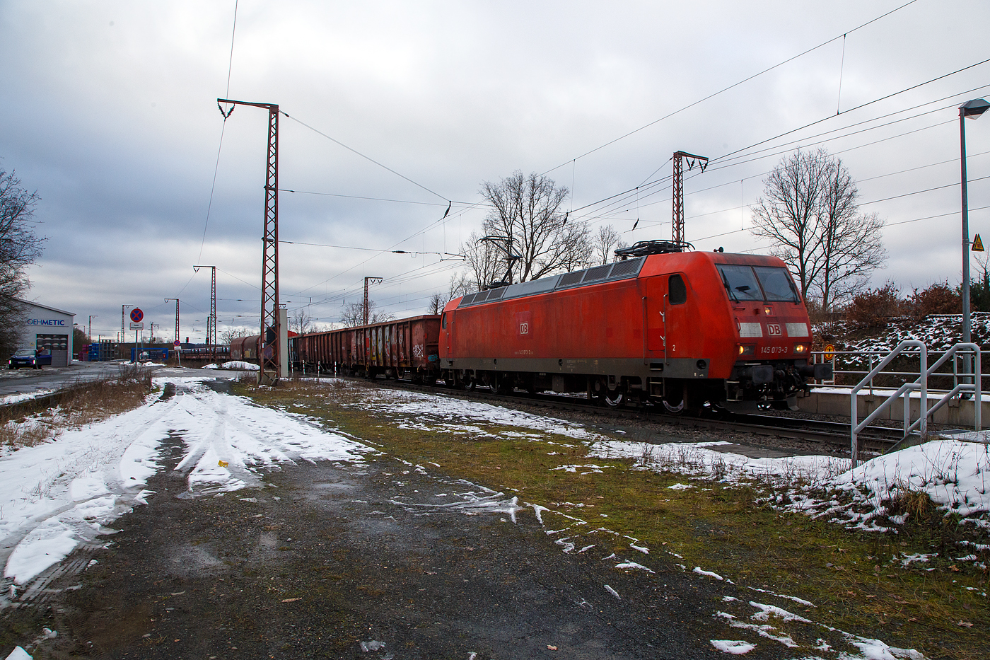 Die 145 073-3 (91 80 6145 073-3 D-DB) der DB Cargo AG fährt am 27.01.2023  mit einem gemischten Güterzug, auf der Dillstrecke (KBS 445), durch Rudersdorf (Kr. Siegen) in Richtung Süden.

Die TRAXX F140 AC wurde 2000 von ADtranz (ABB Daimler-Benz Transportation GmbH) in Kassel unter der Fabriknummer 33817 gebaut.
