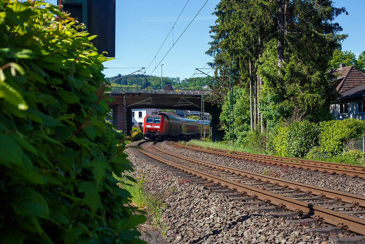 Die 146 003-9 (91 80 6146 003-9 D-DB) der DB Regio NRW verlässt mit dem RE 9 rsx - Rhein-Sieg-Express (Aachen – Köln – Siegen) am 09 Mai 2025 den Bahnhof Betzdorf/Sieg und fährt weiter in Richtung Kirchen/Sieg.