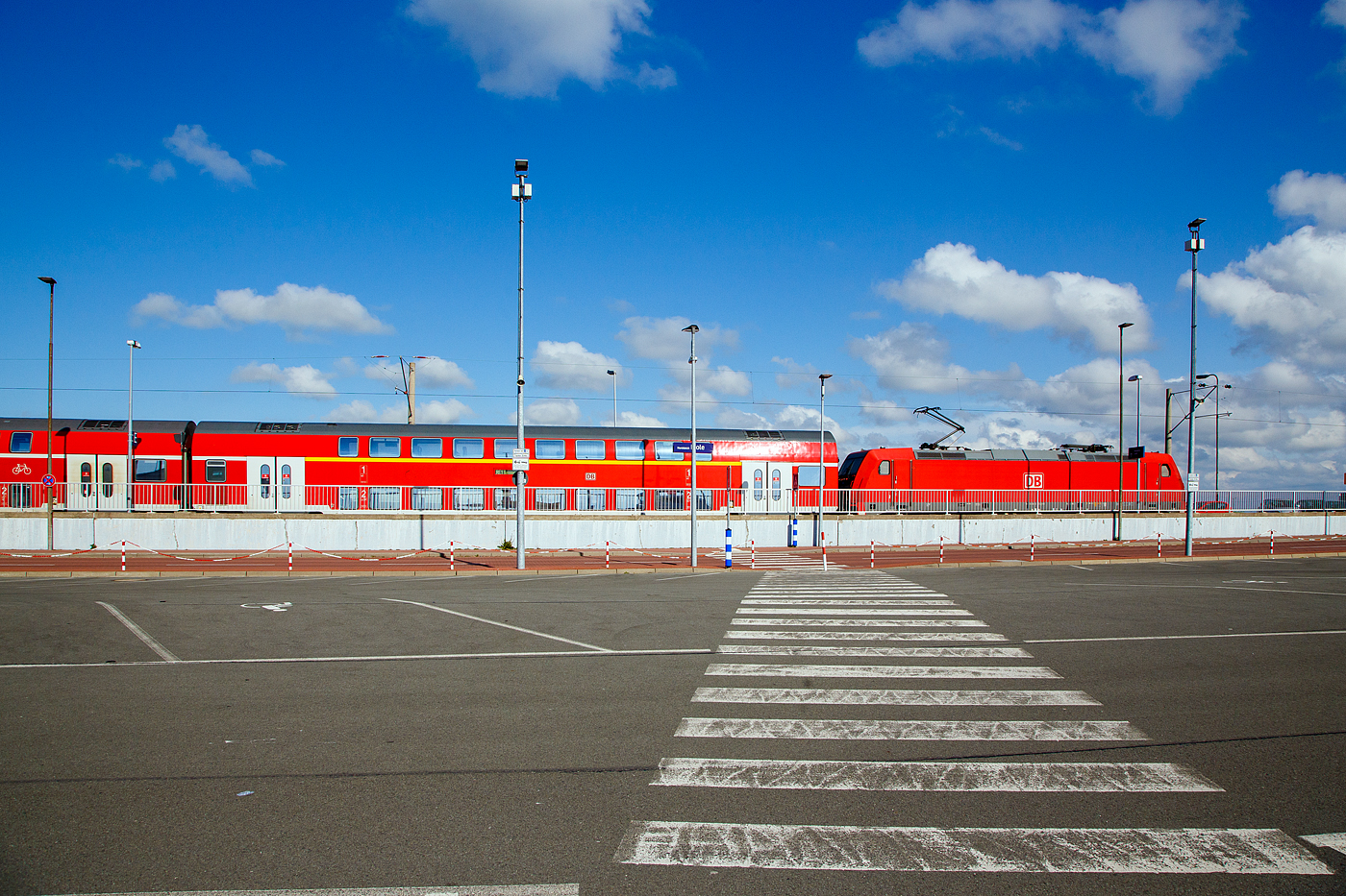 Die 146 218-3 (91 80 6146 218-3 D-DB) der DB Regio Nord verlässt, mit 7 Doppelstockwagen mit dem RE 1(Norddeich Mole – Emden - Oldenburg – Bremen – Hannover), den  Bahnhof Norddeich Mole.