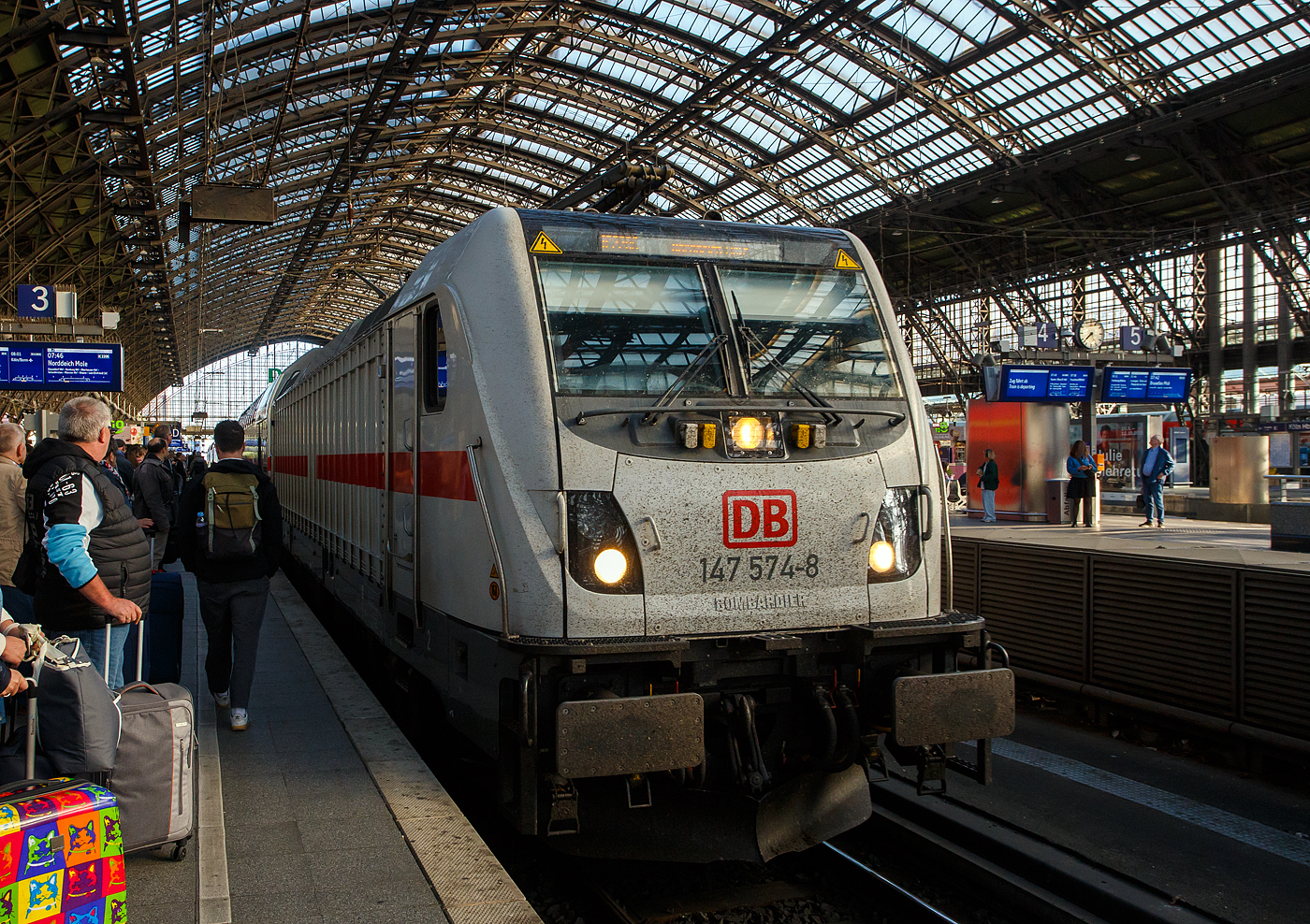 Die 147 574-8 (91 80 6147 574-8 D-DB – IC 4901) der DB Fernverkehr AG fährt am 20 Mai 2025, mit dem IC 2206 (Köln Hbf - Münster Hbf - Norddeich Mole), in den Hauptbahnhof Köln ein. Bis vorkurzem gab es auch täglich eine IC-Direktverbindung von Frankfurt am Main über Siegen nach Norddeich Mole, die leider wegen zu geringer Auslastung eingestellt wurde. So müssen wir leider nun wieder über Köln fahren, wenn wir nach Norddeich Mole oder wie hier nach Münster wollen.

Die TRAXX P160 AC3 wurde 2019 von Bombardier in Kassel unter der Fabriknummer KAS 35624 gebaut und an die DB Fernverkehr AG geliefert.  Sie hat die Zulassungen für Deutschland und mittlerweile auch für die Schweiz, daher hat sie auch vier Stromabnehmer. 