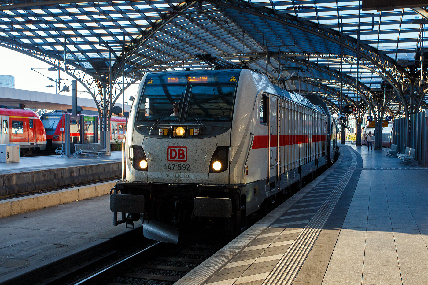 Die 147 592 (91 80 6147 592-0 D-DB – IC 4877) der DB Fernverkehr AG fährt am Morgen des 01 Juli 2025, mit dem IC 2040 (Münster Hbf – Köln Hbf – Koblenz Hbf - Stuttgart Hbf), in den Hauptbahnhof Köln ein. 

Die TRAXX P160 AC3 wurde 2021 von Bombardier in Kassel gebaut und an die DB Fernverkehr AG geliefert. Sie hat die Zulassungen für Deutschland und die Schweiz.
