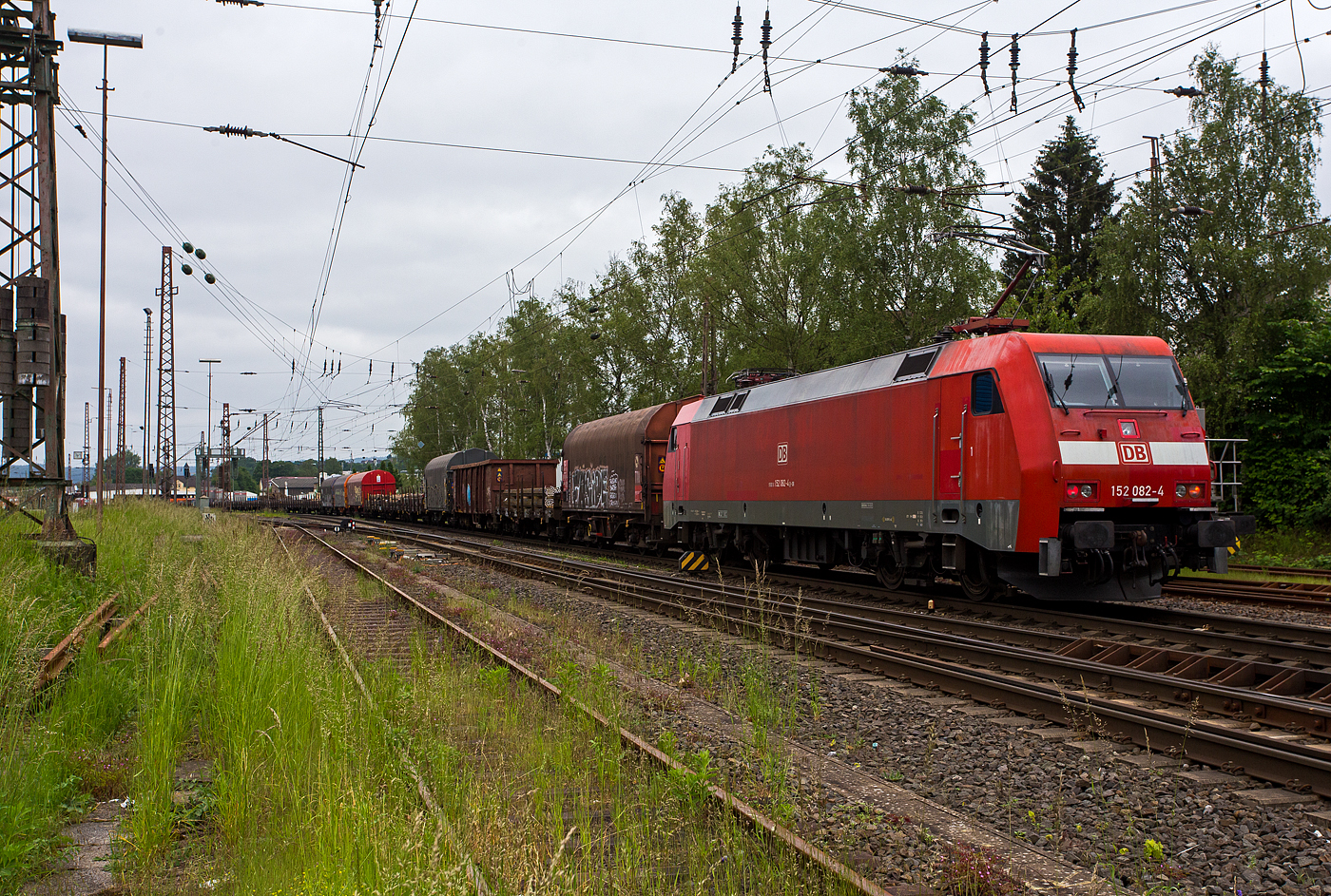 Die 152 082-4 (91 80 6152 082-4 D-DB) der DB Cargo AG schiebt am 03 Juni 2024 einem langen gemischten Güterzug vom Gbf Kreuztal in Richtung Welschen Ennest nach. Am rechten neben dem Mast kann man noch so gerade die Zuglok 185 016-3 (91 80 6185 016-3 D-DB) der DB Cargo AG erkennen. Die Steigung der Ruhr-Sieg-Strecke (KBS 440) beträgt zwar nur 12 ‰, ist aber sehr lang und kurvenreich. Daher sind häufige Geschwindigkeitswechsel notwendig, daher werden schwere Güterzüge meist bis Welschen Ennest mit einer zusätzlichen Lok nachgeschoben. 

Die Siemens ES64F wurde 1999 noch von Krauss-Maffei in München-Allach unter der Fabriknummer 20209 gebaut.
