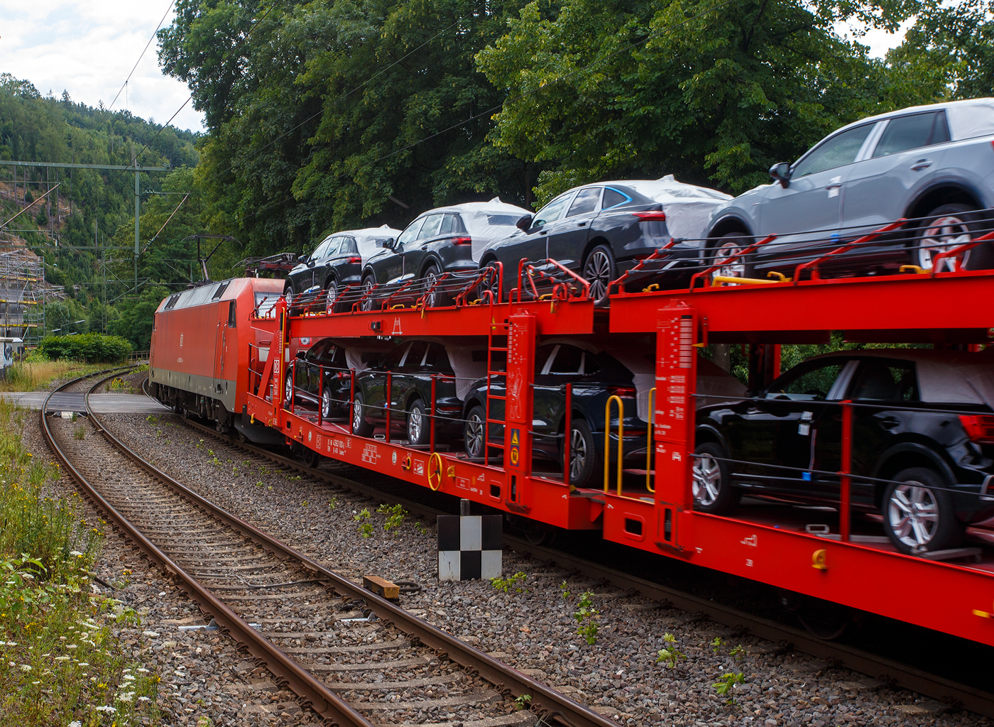 Die 152 085-7 (91 80 6152 085-7 D-DB) der DB Cargo AG fährt am 16 Juli 2025, mit einem langen Autotransportzug (Wagen der Gattung Laaers 506 o.ä.) beladen mit Autos der bekannten Ingolstädter Automarke), durch Kirchen (Sieg) in Richtung Köln. Nochmals einen lieben Gruß an den netten Lokführer zurück.

Die Lok wurde 1999 bei Krauss Maffei (heute Siemens) in München-Allach unter der Fabriknummer 20212 gebaut.

Heute war meine Ausbeute an der Siegstrecke sehr erfolgreich, in nicht einmal 1,5 Stunden konnte ich 11 Güterzüge ablichten, zudem grüßten mich alle Lokführer recht freundlich. Das ist an der Siegstrecke sehr viel, es gab wohl Probleme auf den Rheinstecken, sowie die Streckensperrung der Ruhr-Sieg-Strecke.