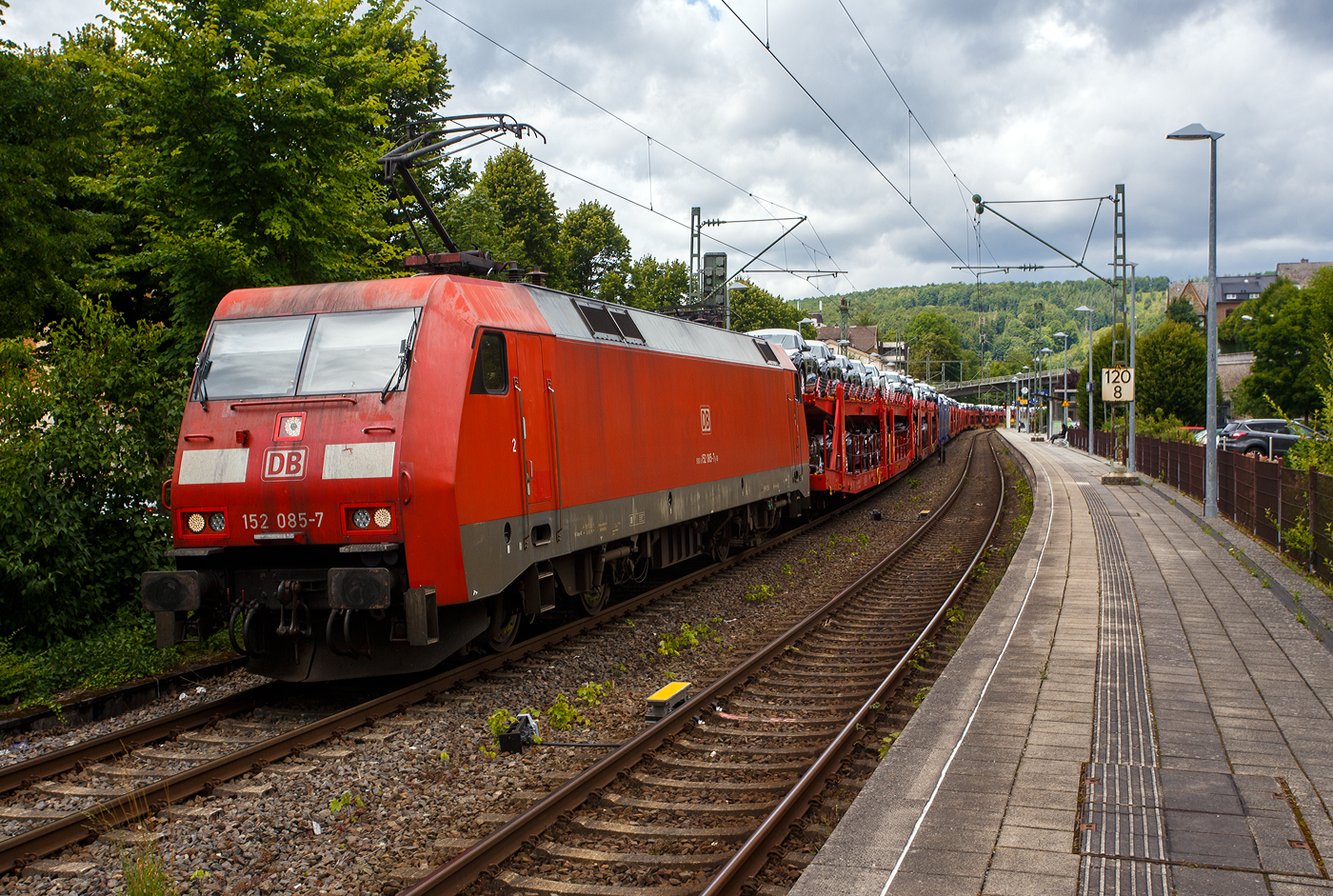 Die 152 085-7 (91 80 6152 085-7 D-DB) der DB Cargo AG fährt am 16 Juli 2025, mit einem langen Autotransportzug (Wagen der Gattung Laaers 506 o.ä.) beladen mit Autos der bekannten Ingolstädter Automarke), durch Kirchen (Sieg) in Richtung Köln. Nochmals einen lieben Gruß an den netten Lokführer zurück.

Die Lok wurde 1999 bei Krauss Maffei (heute Siemens) in München-Allach unter der Fabriknummer 20212 gebaut.

Heute war meine Ausbeute an der Siegstrecke sehr erfolgreich, in nicht einmal 1,5 Stunden konnte ich 11 Güterzüge ablichten, zudem grüßten mich alle Lokführer recht freundlich. Das ist an der Siegstrecke sehr viel, es gab wohl Probleme auf den Rheinstecken, sowie die Streckensperrung der Ruhr-Sieg-Strecke.
