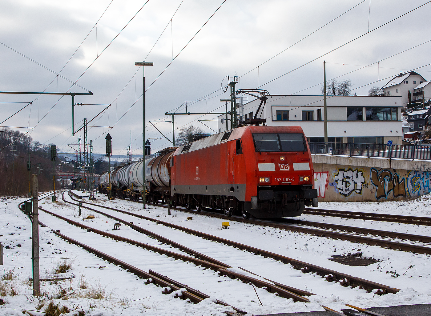 Die 152 087-3 (91 80 6152 087-3 D-DB) der DB Cargo AG fährt am 21.01.2023 mit einem Ethylendichlorid (Gefahrgut-Nr. 336/1184) beladenen Kesselwagenzug durch Niederschelden (Sieg) in Richtung Siegen. Hinweis: Ich stehe am Bü 343.

Die Siemens ES64F wurde 2000 noch von Krauss-Maffei in München-Allach unter der Fabriknummer 20214 gebaut.