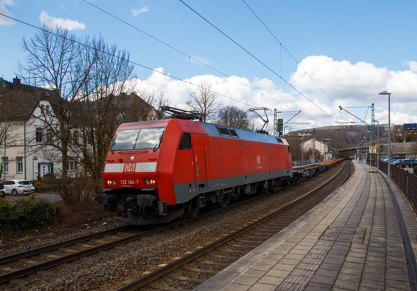 Die 152 146-7 (91 80 6152 146-7 D-DB) der DB Cargo Deutschland AG, f�hrt am 19.03.2021 mit einem fast leeren Container-Zug durch den Bahnhof Kirchen (Sieg) in Richtung K�ln. Nur die beidem letzten Wagen waren beladen, aber hier noch nicht im Bild, da noch hinter dem Gleisbogen.

Die Siemens ES64F wurde 2000 von Siemens in M�nchen-Allach unter der Fabriknummer 20273 f�r die DB Cargo AG gebaut.