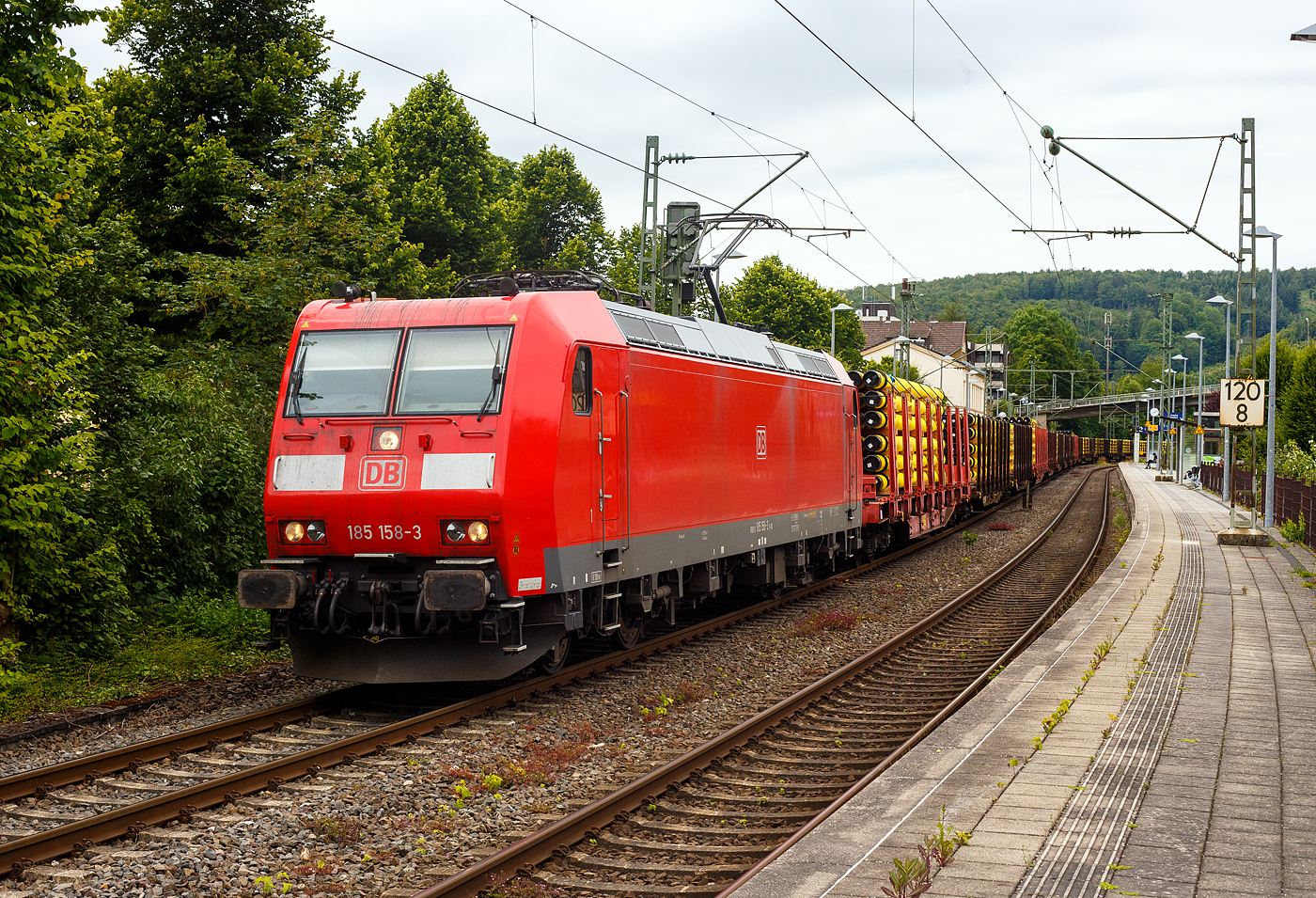Die 185 158-3 (91 80 6185 158-3 D-DB) der DB Cargo Deutschland AG fährt am 20 Juni 2024 mit einem Röhrenzug durch  den Bahnhof Kirchen (Sieg) in Richtung Köln. Der Zug bestand aus Drehgestellflachwagen mit Niederbindeeinrichtungen der Gattungen Snps 719 / Sns 727, beladen mit beschichteten Gasrohren Ø 323.9 x 12,7 der Salzgitter Mannesmann Line Pipe GmbH in Siegen (ex RW Fuchs).

Die TRAXX F140 AC1 wurde 2002 von der Bombardier Transportation GmbH in Kassel unter der Fabriknummer 33631 gebaut,
