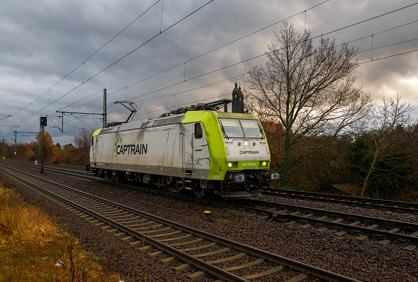 Die 185 542-8 (91 80 6185 542-8 D-ITL) der CAPTRAIN Deutschland GmbH / ITL Eisenbahngesellschaft mbH fährt am Nachmittag des 07.12.2022 als Lz (Lokzug/Triebfahrzeugfahrt) durch Dresden-Strehlen in Richtung Dresden.

Die TRAXX F140 AC1 wurde 2005 von Bombardier in Kassel gebaut. Sie hat die Zulassungen für Deutschland, Österreich und die Schweiz (D/A/CH).
