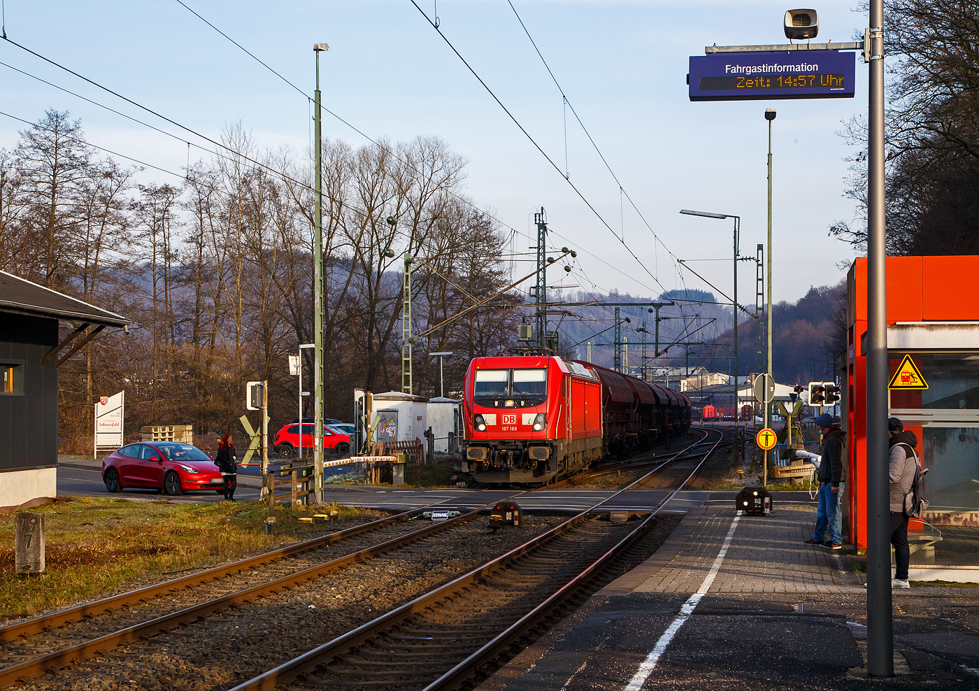 Die 187 188 (91 80 6187 188-8 D-DB) fährt am 18.01.2023 einem gemischten Güterzug durch Scheuerfeld (Sieg) in Richtung Köln.

Die Bombardier TRAXX F140 AC3 wurde 2019 von der Bombardier Transportation GmbH in Kassel unter der Fabriknummer 35586 gebaut.
