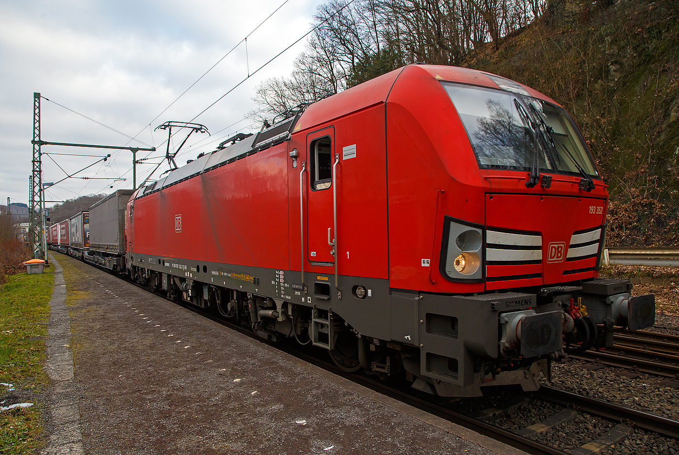 Die 193 352-2 (91 80 6193 352-2 D-DB) der DB Cargo AG fährt am 28.01.2023 mit einem KLV-Zug durch Scheuerfeld (Sieg) in Richtung Köln.

Die Siemens Vectron MS (200 km/h - 6.4 MW) wurden 2018 von Siemens unter der Fabriknummer 22475 und gebaut, sie hat die Zulassungen für D/A/CH/I/NL und kann so vom Mittelmeer bis an die Nordsee ohne Lokwechsel durchfahren. 