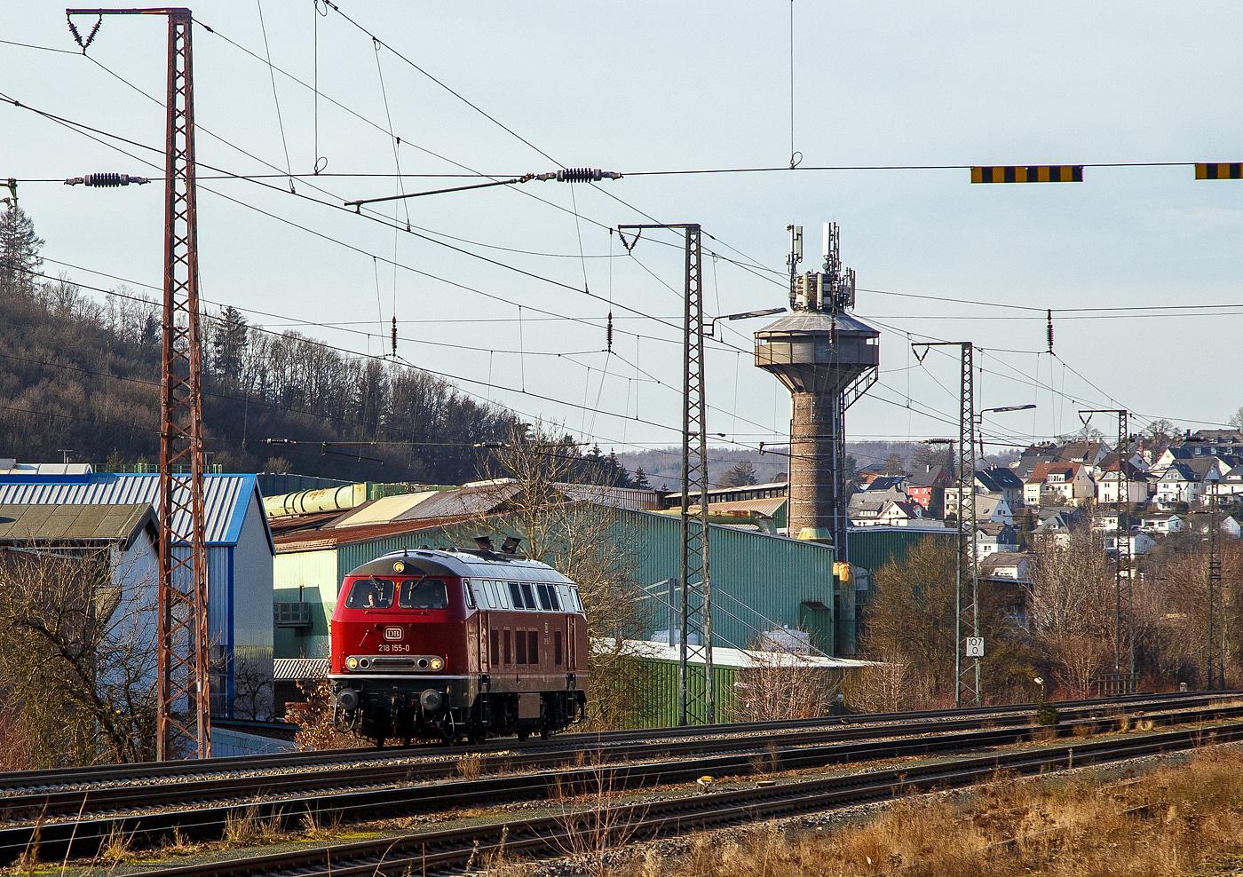 Die 218 155-0 (92 80 1218 155-0 D-NESA) der NeSA Eisenbahn-Betriebsgesellschaft Neckar-Schwarzwald-Alb mbH, ex DB 218 155-0, fährt am 20.02.2021 als Lz durch Siegen (Kaan-Marienborn) in Richtung Dillenburg. 

Die V 164 wurde 1971 von der Krauss-Maffei AG in München-Allach unter der Fabriknummer 19531 gebaut und an die Deutsche Bundesbahn geliefert. Im Jahr 2017 wurde sie bei der DB AG ausgemustert und an die NeSA verkauft.
