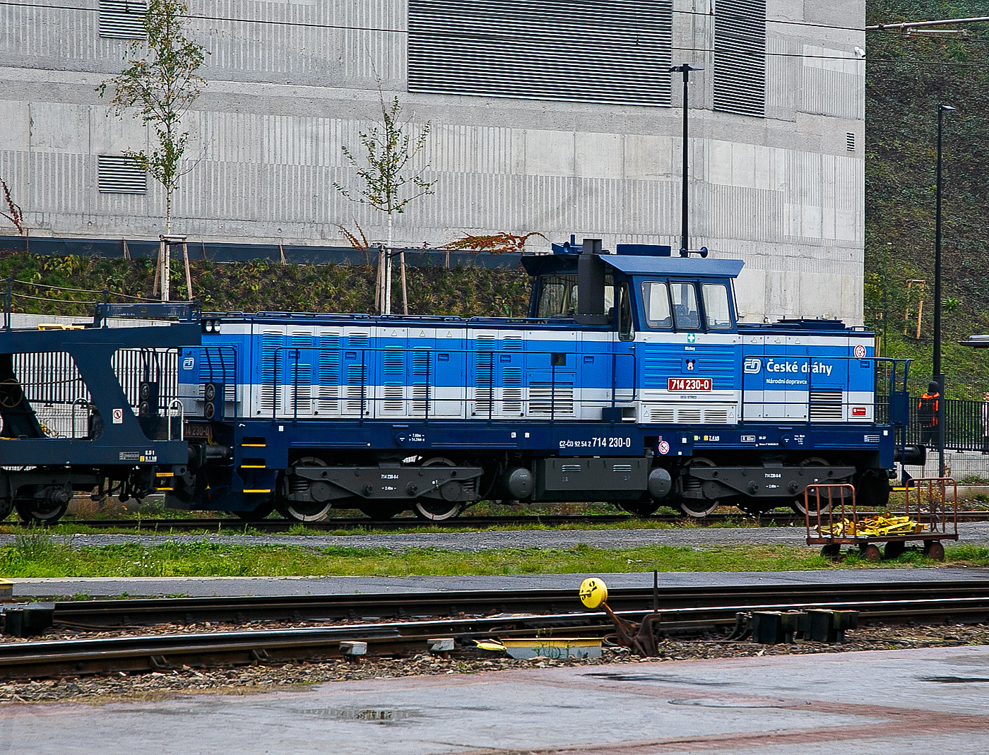 Die ČD 714 230-0 (CZ- ČD 92 54 2 714 230-0) ist am 23.11.2022, mit einem Autotransportzug, beim Prager Hauptbahnhof (Praha hlavní nádraží) abgestellt.

Die ČD-Baureihe 714 ist eine dieselelektrische Lokomotive des tschechischen Eisenbahnverkehrsunternehmens České dráhy (ČD). Sie entstand im Rahmen eines Rekonstruktionsprogrammes aus Fahrzeugen der Baureihe 735 (vormals ČSD T 466.0). Dabei wurden von den Spenderlokomotiven nur der Rahmen und die Drehgestelle verwendet. Anstatt des originalen Pielstick-Motors erhielten die Lokomotiven nunmehr zwei Maschinenanlagen mit 6-Zylinder-Reihendieselmotoren vom Typ LIAZ M 2-650, die denen der Baureihe 704 gleichen. Ab Lok 714.006 wurden neue, stärkere LIAZ M 1.2 C-Motoren verbaut. Jede der Maschinenanlagen gibt ihre Leistung auf je ein Drehgestell ab, so dass ein Betrieb mit nur einem Motor problemlos möglich ist. Als Betriebsbremse dient zusätzlich eine elektrische Widerstandsbremse mit einer Leistung von 1.020 kW. Außer den beiden Prototypen erhielten die Lokomotiven neue Aufbauten, die durch ihre niedrige Bauform dem Lokführer eine gute Streckensicht ermöglichen.

Das Mittelführerhaus bietet hervorragende Sichtverhältnisse.
Die Lokomotiven habe ein Umlaufgeländer, das Führerhaus ist durch die Türen in den Vorderwänden von dem Umlauf zugänglich. Der Hauptrahmen mit den Drehgestellen ist original aus der Baureihe 735. Die Verbindung des Rahmens mit den Drehgestellen erfolgt über Drehzapfen, die in die Querträger des Hauptrahmens eingepresst sind. Der Lokrahmen ist mit Silentblöcken auf dem Drehgestellen befestigt. Beide Drehgestelle werden angetrieben.

In jedem Drehgestell sind zwei Fahrmotoren mit Drucklagern gelagert. In der längeren Fronthaube sind zwei baugleiche LIAZ wassergekühlte Viertakt-Sechszylinder-Reihendieselmotoren mit Direkteinspritzung und Turboaufladung, vom Typ M 1.2 C - M 640D hintereinander untergebracht. Die Motoren haben eine Nockenwelle, der Ventiltrieb ist OHV. Für jeden Zylinder gibt es je zwei Einlass- und Auslassventile. Jeder Dieselmotor ist über eine elastische Kupplung an einen eigenen Traktionsgenerator angeflanscht. Der Kraftstofftank ist unter dem Lokrahmen zwischen den Drehgestellen aufgehängt. Die Lokomotive kann auch mit einem abgeschalteten Motorgenerator betrieben werden (dann sind nur zwei Traktionselektromotoren in Betrieb). Die Lokomotive ist mit einer Handbremse, einer selbsttätigen Druckbremse des Systems DAKO DK-GP, einer Direktbremse und einer elektrodynamischen Bremse ausgestattet. Die Handbremse wirkt immer auf ein Rad des benachbarten Fahrgestells, sie wird manuell an den Stationen gelöst. Die selbsttätige Druckbremse wird von der DAKO BSE-Elektrobremse mit DAKO OBE1-Steuerung gesteuert. Die direkte Bremse wird von einer elektrischen DAKO BPE-Bremse gesteuert, die von ČKD OBP-2E-Steuerungen gesteuert wird. Die Drucklufterzeugung erfolgt über zwei mechanisch angetriebene Dreizylinder-Kompressoren 3 DSK 100. Die Lokomotive verfügt über zwei Hauptluftbehälter mit einem Gesamtvolumen von 1.000 l (p = 10 bar) und drei Hilfsluftbehälter mit einem Gesamtvolumen von 120 l Bremsverteiler ist vom Typ DAKO LTR. In jedem Fahrgestell befinden sich zwei Bremszylinder mit einem Durchmesser von 8  (pmax = 4 bar). Alle vier Räder werden durch eine doppelseitige Klotzreibungsbremse gebremst. Die Lokomotive hat einen max. Sandvorrat von 400 kg.

Die Lokomotiven wurden in zwei Ausführungen mit unterschiedlichem Gewicht geliefert. Die üblichen Lokomotiven der BR 714.0 wiegen 60 Tonnen (15 t Achslast), während die Maschinen der BR 714.2 im Betrieb 64 Tonnen (16 t Achslast) wiegen.

TECHNISCHE DATEN der BR 714 (714.2):
Rekonstruktion: ČKD Transportsysteme (Praha)
Umbaujahre: 1994-97 
Spurweite: 1.435 mm (Normalspur)
Achsfolge: Bo'Bo'
Länge über Puffer: 14.240 mm 
Drehzapfenabstand: 7.600 mm
Achsabstand im Drehgestell: 2.400 mm
Treibrad-Ø: 1.000 mm (neu) / 920 mm (abgenutzt) 
Dieselmotor: 6-Zylinder-Viertakt-Reihen- Dieselmotor mit Direkt-Einspritzung und Turbolader vom Typ LIAZ M 1.2 C - M 640D
Motorhubraum: 11,946 Liter (Zylinder-Ø 130 mm / Kolbenhub 150 mm)
Kompressionsverhältnis: 12,5 : 1
Nenndrehzahl: 1.800 U/min (Leerlaufdrehzahl 650 U/min)
Achsübersetzung: 1:4,8125
Dauermotorleistung: 2x300 kW = 600 kW (815 PS)
Leistungsübertragung: dieselelektrisch
Fahrmotorentyp: TE 005 E
Höchstgeschwindigkeit: 80 km/h
Dienstgewicht: 60 t (64 t bei BR 714.2)
Anfahrzugkraft: 190 kN
Dauerzugkraft: 154 kN
Max. Tankinhalt: 2.000 l
Kleinster bef. Halbmesser: R 80 m

Quellen: Wikipedia, atlaslokomotiv.net