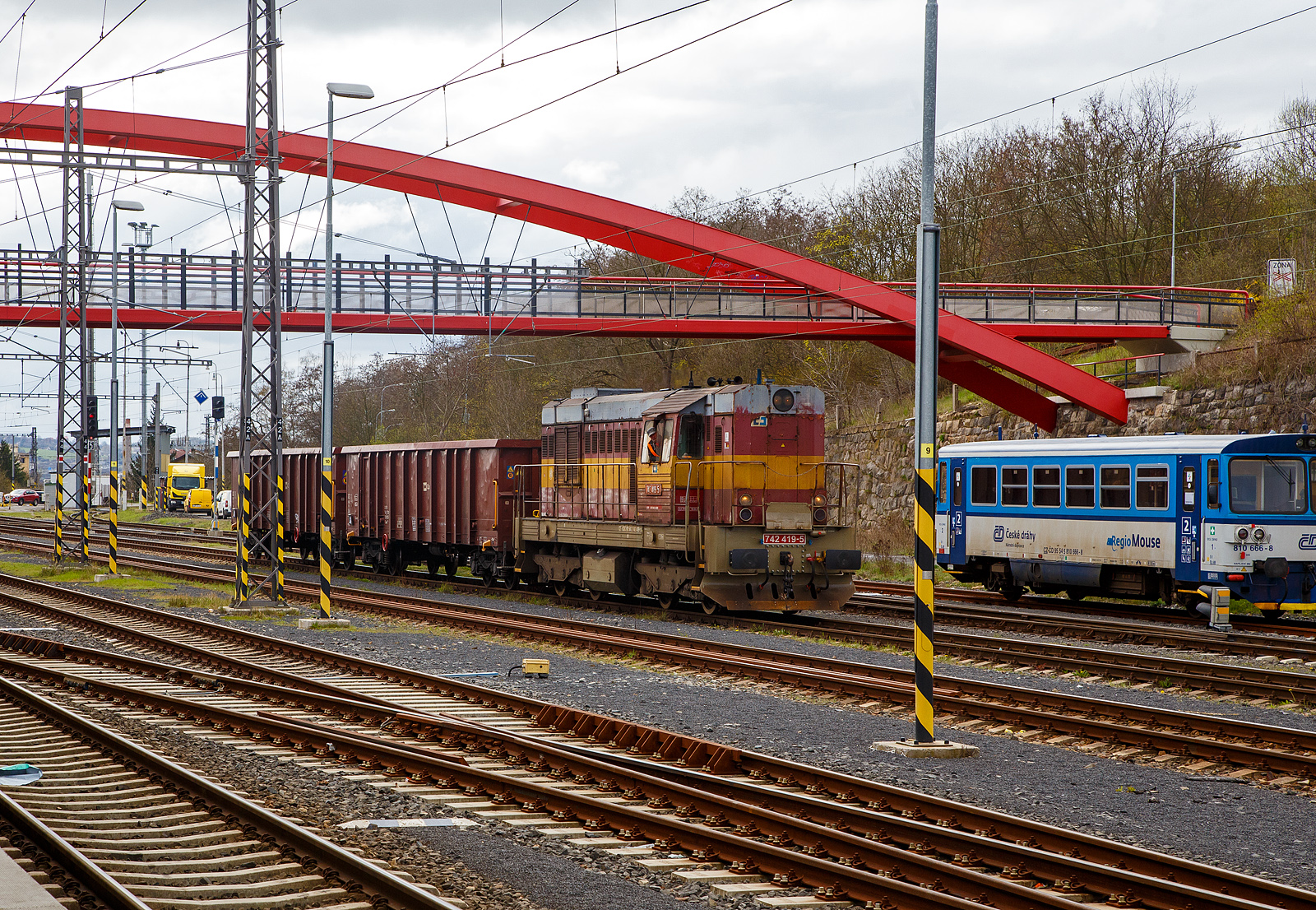 Die ČD Cargo 742 419-5 (CZ- ČDC 92 54 2 742 419-5) erreicht am 17.04.2023, mit zwei vierachsigen offenen Drehgestell-G�terwagen der Gattung Eanos 9-152.0, den Bahnhof Karlovy Vary (Karlsbad). 