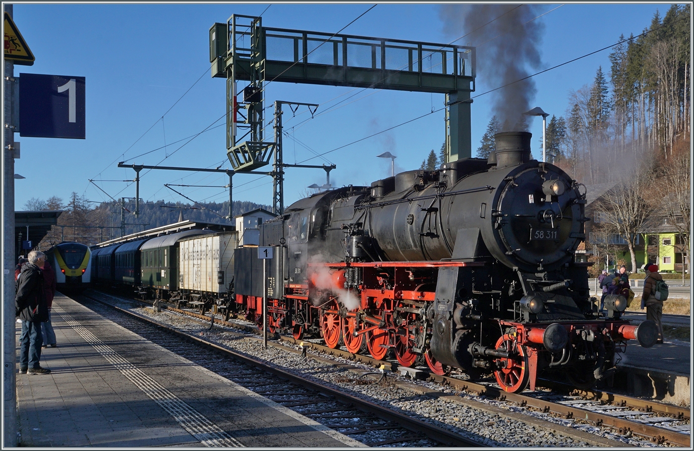 Die 58 311 der  Ulmer Eisenbahnfreunde (UEF) hat ihren Zug umfahren und wartet nun mit dem 3 Seen Bahn Dampfzug auf die Abfahrt nach Seebrugg.

27. Dez. 2025
