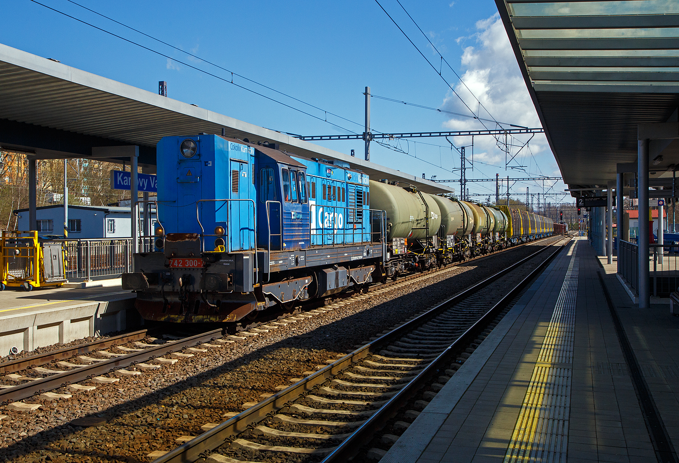 Die 742 300-7 (CZ- ČDC 92 54 2 742 300-7) der ČD Cargo, ex ČSD T 466.2300, fährt am 19.04.2023, mit einem gemischten Güterzug, sowie am Zugschluss noch die beiden „kalten“ elektrischen Zweisystemlokomotiven 363 530-7 und 363 524-0, durch den Bahnhof Karlovy Vary (Karlsbad) in Richtung Nové Sedlo u Lokte.

Die  Tranzisto  wurde 1983 von ČKD in Prag unter der Fabriknummer 12734 gebaut.
