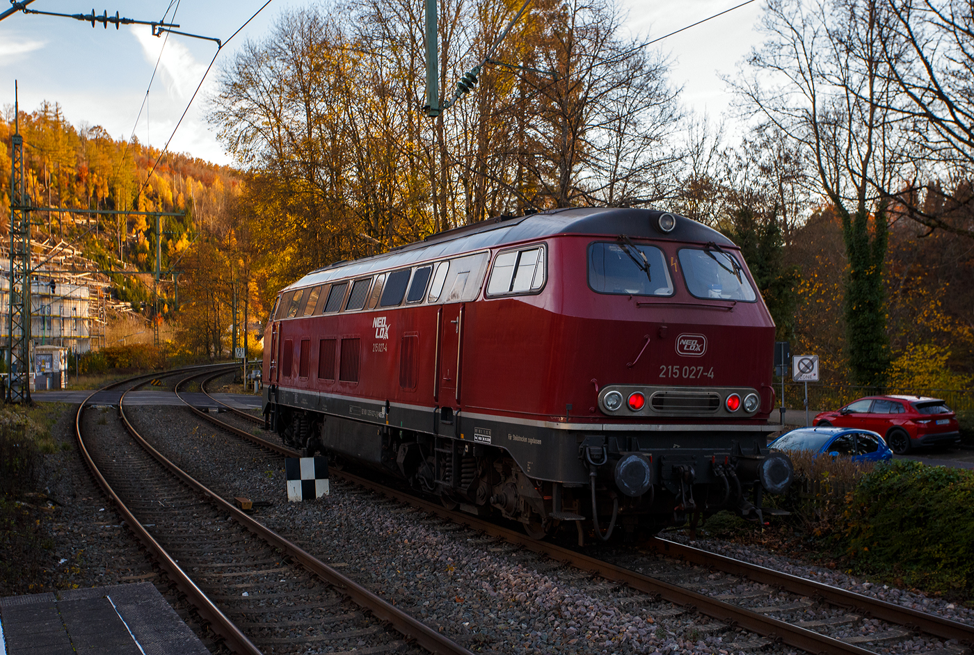 Die alias 215 027-4 eigentlich 225 027-2 (92 80 1225 027-2 D-NEOX) der Neo Lox GmbH Bottrop (NEOX) fährt am 05 November 2025 auf Tfzf (Triebfahrzeugfahrt) / als Lz (Lokzug) durch den Bahnhof Kirchen (Sieg) in Richtung Betzdorf bzw. Köln. 

Die V 163 wurde 1970 von der Friedrich Krupp AG in Essen unter der Fabriknummer 5048 gebaut und an die Deutsche Bundesbahn als 215 027-4 geliefert. Im Jahr 2001 ging sie an die DB Cargo AG und wurde in die heutige 225 027-2 umgebaut und umgezeichnet. Zum Umbau gehörte der Ausbau der Dampfheizung, da diese für Güterzüge nicht mehr benötigt wurde. Stattdessen wurde ein Vorwärm- und Warmhaltegerät für die Maschinenanlage eingebaut. Außerdem besitzen die Loks eine Doppeltraktionssteuerung, die die Doppeltraktion mit Loks der Baureihen 217 und 218 ermöglichen. Im Oktober ging sie an die EfW-Verkehrsgesellschaft mbH in Frechen und im Jahr 2024 an die Neo Lox GmbH.

Die Lok ist nur, mit einer Höchstgeschwindigkeit von 140 km/h, in Deutschland zugelassen, aber auch für Steilstrecken.

Die Lokomotiven der Baureihe 215 wurden kurzfristig als Variante der V160-Familie für den Personen- und Güterverkehr beschafft und dabei im Gegensatz zu anderen Baumustern der V160-Familie mit Heizdampferzeugern ausgerüstet. Geplant war sie im alten Baureihenschema als V 163. Diese Lokomotiven sollten später in die Baureihe 218 umgebaut werden können. Dazu erhielt sie bereits den um 400 Millimeter verlängerten Lokkasten anderer bis dahin nur als Prototyp vorhandener Baureihen. Der Hauptgrund für den Bau der Baureihe 215 lag darin, dass die Reihe 218 noch nicht Serienreife erreicht hatte, die Bundesbahn aber die restlichen noch vorhandenen Dampflokomotiven ersetzen wollte. 1968 bis 1970 wurden insgesamt 150 Lokomotiven gebaut.

Mitte der 1980er erhielten die Maschinen mit 12-Zylinder-V-Motor Abgashutzen auf dem Dach (wie diese). Sie bewirkten eine Beschleunigung und Umlenkung der Abgase, so dass bei klimatisierten Reisezugwagen, welche auf dem Dach die Luftansaugöffnungen hatten, eine Belästigung der Fahrgäste durch Abgase oder Abgasgerüche vermieden wurde. Weiterhin sorgten die Hutzen noch für andere Effekte: die bis zu 280 °C heißen Abgase wurden V-förmig an der Oberleitung vorbeigeleitet, so dass die Oberleitung nicht verrußt wurde und sich nicht zu sehr ausdehnte. Außerdem wurde die Gefahr von Böschungsbränden durch herabsinkende, heiße Rußpartikel reduziert. Auch eine Türschließanlage und Bremsgestängesteller zum automatischen Nachstellen des Bremskolbenhubes wurden nachgerüstet.

Die Lok hat laut Betreiber eine Leistung von 2.720 PS (2.000 kW), bei dieser Leistung dürfte es sich um einen neueren Dieselmotor handeln. Die Leistungsübertragung erfolgt hydraulisch, der Motor treibt ein mittig angeordnetes zweistufiges Strömungsgetriebe (Turbogetriebe) von Voith L 820 brs, über Kardanwellen (Gelenkwellen) werden jeweils die Radsatzgetriebe (2 Stück je Drehgestell) angetrieben und somit alle Achsen angetrieben.
