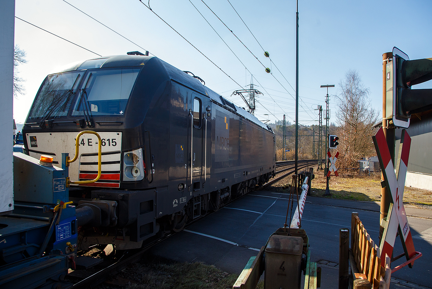 Die an die HELROM GmbH (Frankfurt am Main) vermietete Siemens Vectron AC - X4 E - 615 bzw. 193 615-2 (91 80 6193 615-2 D-DISPO) der MRCE Dispolok GmbH (M�nchen) f�hrt am 03.03.2023 mit dem HELROM Trailer Zug Wien – D�sseldorf, einem KV-Zug, durch Scheuerfeld (Sieg) in Richtung K�ln.

Die Siemens Vectron AC wurde 2015 von Siemens Mobility GmbH in M�nchen-Allach unter der Fabriknummer 22011 gebaut und an die MRCE - Mitsui Rail Capital Europe GmbH (M�nchen) als X4 E – 615 geliefert. Diese Vectron Lokomotive ist als AC – Lokomotive (Wechselstrom-Variante) mit 6.400 kW konzipiert und zugelassen f�r Deutschland und �sterreich, sie hat eine H�chstgeschwindigkeit von 160 km/h.