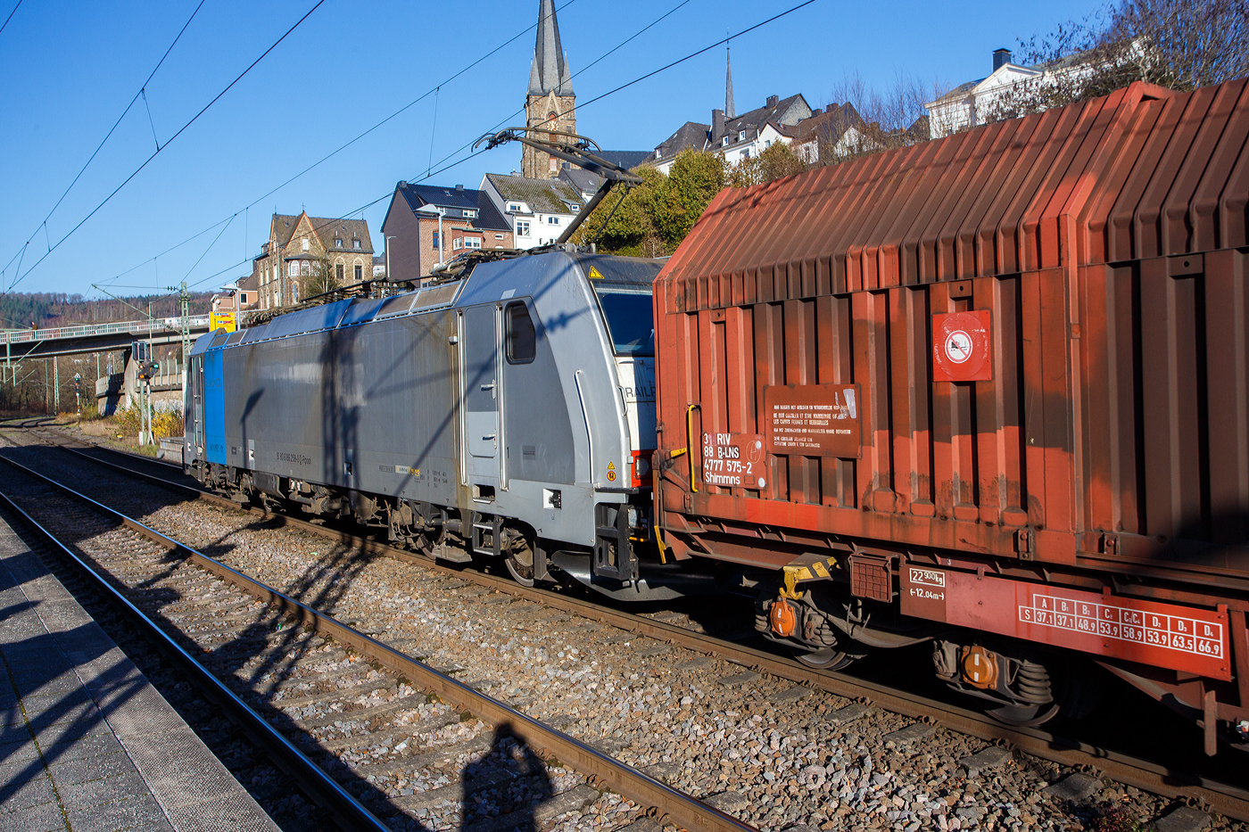 Die an die LINEAS Group NV/SA vermietete 186 258-0 (91 80 6186 258-0 D-Rpool) fährt am 21 November 2025 mit einem Coilzug durch den Bahnhof Kirchen/Sieg in Richtung Siegen.

Die Bombardier TRAXX F140 MS(2E) wurde 2017 von Bombardier in Kassel unter der Fabriknummer 35408 gebaut und an die Railpool ausgeliefert. Die Multisystemlokomotive hat die Zulassungen bzw. besitzt die Länderpakete für Deutschland, Österreich, Schweiz, Italien, Belgien und die Niederland (D/A/CH/I/B/NL).