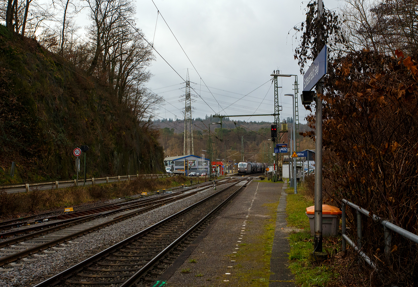 Die an die niederländische RFO - Rail Force One B.V. (Rotterdam) vermietete Siemens Vectron AC 7193 003 (91 80 7193 003-9 D-AKIEM) der französischen Akiem S.A.S. fährt am 18 Dezember 2025 mit einem Kesselwagenzug auf der Siegstrecke durch Scherfeld/Sieg in Richtung Siegen. 

Nachmals einen lieben Gruß an den Lokführer zurück, der mich mit Lichtsignal grüßte. Ich wünsche zudem ein frohes Weihnachtsfest und einen guten Rutsch ins neue Jahr.

Die Siemens Vectron AC der Variante B18-4e wurde 2025 von Siemens Mobilitiy in München-Allach unter der Fabriknummer 23669 gebaut. Die Variante B18-4e (200 km/h - 6.4 MW, Spannung AC 15 kV 16,7 Hz und AC 25 kV 50 Hz) hat so die Zulassung für Deutschland, Österreich, Dänemark und Schweden (D / A / DK / S). So besitzt die Variante AC B18-4e folgende Zugsicherungssysteme: ETCS BaseLine 3, sowie für Deutschland (PZB90 / LZB80 (CIR-ELKE I)), für Österreich (ETCS Level 1 mit Euroloop, ETCS Level 2, PZB90 / LZB80), für Dänemark ZUB 123 und für Schweden (ATC-2 (L10000)). Theoretisch wäre auch Norwegen, ist aber nicht eingestellt bzw. angeschrieben. 

Übrigens diese  VECTRON Skandinavien-Korridor  hat als AC-Lok 3 Stromabnehmer. Die Oberleitungen in Norwegen und Schweden sind für eine Wippenbreite von 1.800 mm ausgelegt. Ausnahmen bestehen auf einigen Strecken des grenzüberschreitenden Verkehrs. Das Schleifleistenmaterial ist auch aus Graphit. So hat diese Lok 2 Stromabnehmer mit der Palettenbreite von 1.950 mm (außen je einen über dem Führerstand), sowie einen innen über dem Führerstand 1 mit der Palettenbreite von 1.800 mm.


Die Lok ist wohl eher für die deutsche Niederlassung der RFO die Rail Force One Germany (Duisburg) vorgesehen, da sie nicht in die Niederlande fahren kann.

Die Akiem S.A.S. mit Sitz in Saint-Ouen bei Paris ist eine französische Leasinggesellschaft für Lokomotiven. Das Unternehmen ist einer der führenden Vermieter von Lokomotiven auf dem kontinentaleuropäischen Bahnmarkt. Akiem ist im Besitz von über 600 Lokomotiven und verfügt über Büros (Niederlassungen) in Düsseldorf, Warschau und Budapest. 
