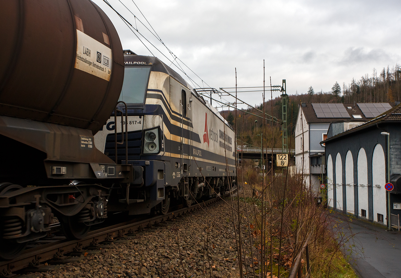 Die an die Retrack Germany GmbH, Hamburg (Tochter der VTG Rail Logistics Deutschland GmbH) vermietete Siemens Vectron AC 193 817-4  Ida  (91 80 6193 817-4 D-Rpool) der Railpool f�hrt am 29 November 2025 mit einem VTG-Kesselwagenzug durch Betzdorf/Sieg in Richtung Siegen.

Die Vectron AC wurde 2015 von Siemens Mobilitiy in M�nchen unter der Fabriknummer 21999 gebaut. Diese Vectron Lokomotive ist als AC – Lokomotive (Wechselstrom-Variante) mit 6.400 kW und f�r eine H�chstgeschwindigkeit von 160 km/h konzipiert. Sie wurde in der Vectron Variante AC B02 ausgef�hrt und hat so die Zulassungen Deutschland, �sterreich, Ungarn und Rum�nien (D / A / H / RO).