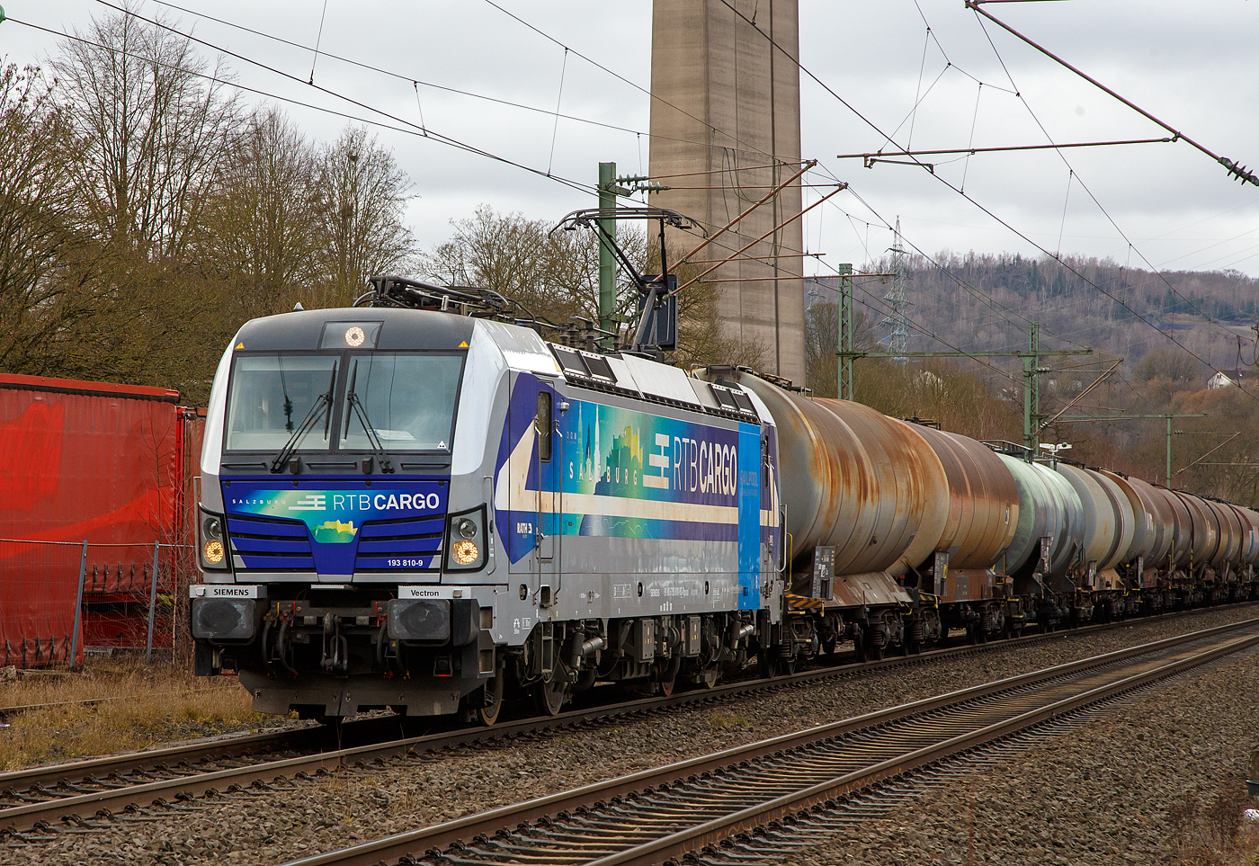 Die an die RTB Cargo GmbH vermietete SIEMENS Vectron AC – 193 810-9 „Salzburg“ (91 80 6193 810-9 D-Rpool) der Railpool GmbH (M�nchen), f�hrt am 22.03.2021 mit einem Kesselwagenzug durch Siegen-Eiserfeld in Richtung Siegen. 

Die Siemens Vectron AC wurde 2014 von Siemens Mobility GmbH in M�nchen-Allach unter der Fabriknummer 21898 gebaut und an die Railpool GmbH in M�nchen geliefert. Diese Vectron Lokomotive ist als AC – Lokomotive (Wechselstrom-Variante) mit 6.400 kW konzipiert und zugelassen f�r Deutschland, �sterreich, Ungarn und Rum�nien, sie hat eine H�chstgeschwindigkeit von 200 km/h.