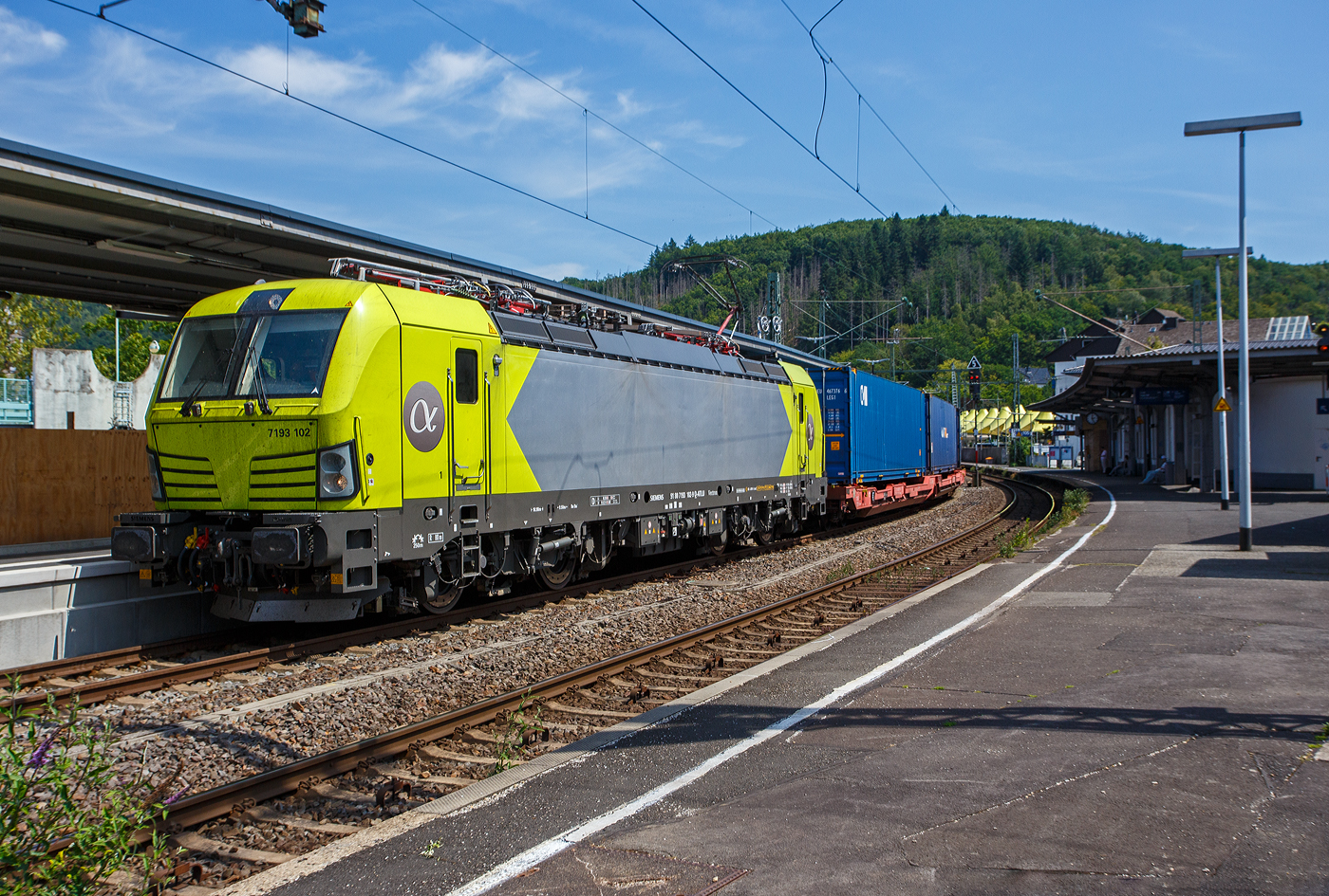 Die an die RTB Cargo vermietete SIEMENS Vectron MS 7193 102 (91 80 7193 102-9 D-ATLU) der Alpha Trains Belgium N.V. f�hrt am 19 Juli 2025 mit einem KLV-Zug durch den Bahnhof Betzdorf/Sieg in Richtung K�ln.

Die Multisystemlokomotive Siemens Vectron MS wurde 2025 von SIEMENS Mobilitiy in M�nchen-Allach unter der Fabriknummer 23858 gebaut. Sie wurde in der Variante MS A54 ausgef�hrt und hat so die Zulassungen und L�nderpakete f�r Deutschland, �sterreich, Belgien, die Niederlande, Tschechien, die Slowakei, Ungarn, Rum�nien und Polen. F�r Serbien (SRB), Bulgarien (BG) und Kroatien (HR) sind auch Zulassungen vorgesehen, aber ist z.Z. noch durchgestrichen.

So besitzt die Variante MS A54 folgende Zugsicherungssysteme: ETCS BaseLine 3, sowie f�r Deutschland (PZB90 / LZB80 (CIR-ELKE I)), f�r �sterreich (ETCS Level 1 mit Euroloop, ETCS Level 2, PZB90 / LZB80), f�r Belgien (ETCS L1, ETCS L2, TBL1+), f�r die Niederlande (ETCS Level 1, ETCS Level 2, ATB-EGvV), f�r Tschechien und die Slowakei (LS (Mirel)), f�r Ungarn (ETCS Level 1, EVM (Mirel)), f�r Polen (SHP) und f�r Rum�nien, Serbien, Bulgarien und Kroatien (PZB90).
