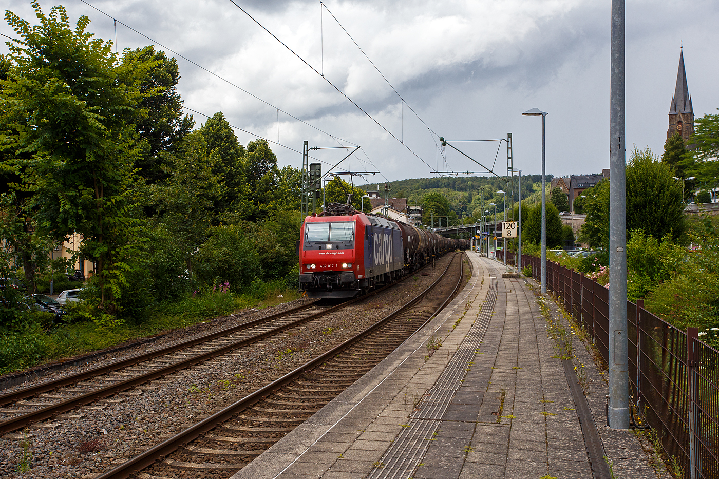 Die an die SBB Cargo International AG vermietete SBB Cargo Re 482 0017-1 (91 85 4482 017-1 CH-SBBC) fährt am 16 Juli 2024 mit einem Kesselwagenzug durch Kirchen/Sieg in Richtung Köln

Die TRAXX F140 AC1 wurde 2003 von Bombardier in Kassel unter der Fabriknummer 33567 gebaut und an die SBB Cargo AG geliefert.