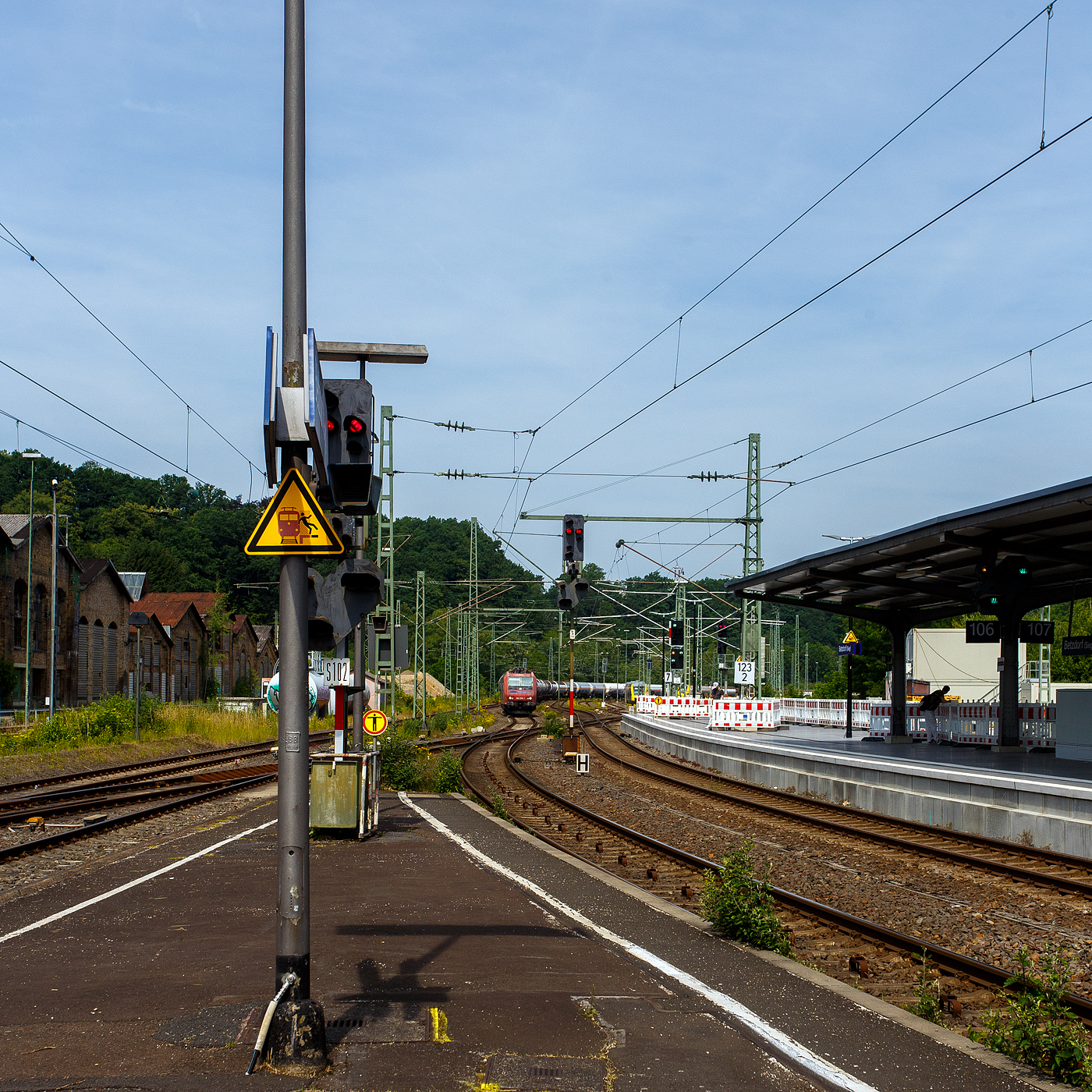 Die an die SBB Cargo International AG vermietete SBB Cargo Re 482 022-1 (91 85 4482 022-1 CH-SBBC) der SBB Cargo fährt am 18 Juni 2025 mit einem Kesselwagenzug durch Betzdorf/Sieg in Richtung Siegen. 

Die TRAXX F140 AC1 wurde 2003 Bombardier in Kassel unter der Fabriknummer 33584 gebaut. Sie hat die Zulassungen und (bei Auslieferung gültigen) Zugbeeinflussungssysteme für die Schweiz und Deutschland. Da die neuern Zugbeeinflussungssysteme für die Schweiz nicht aufgerüstet wurden, so fährt sie über 99 % auf deutschen Gleisen und ist in der Schweiz wohl kaum anzutreffen. 
