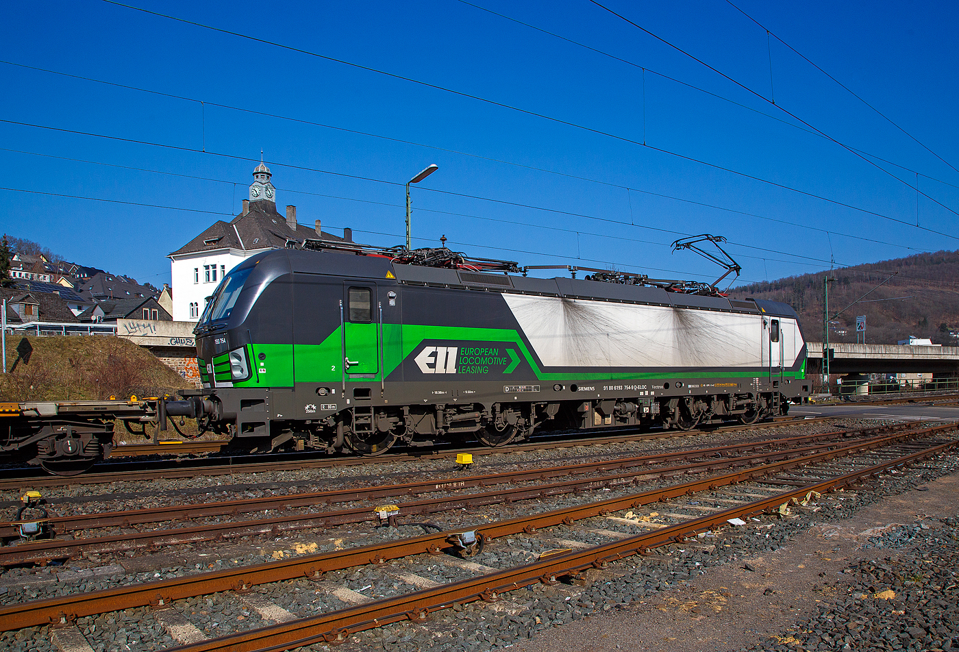 Die an die SETG - Salzburger Eisenbahn TransportLogistik vermietete Vectron MS 193 754 (91 80 6193 754-9 D-ELOC) fährt am 24.03.2021 mit einem KLV-Zug, auf der Siegstrecke durch Niederschelden in Richtung Siegen.

Die Siemens Vectron MS wurde 2019 von Siemens Mobilitiy in München-Allach unter der Fabriknummer 2 2594 gebaut. Sie hat die Zulassungen für Deutschland, Österreich, Ungarn, und die Niederlande (D, A, H, NL). Die Zulassungen für Tschechien, Slowakei, Polen und Rumänien (SK, RO, CZ, PL) sind noch durchgestrichen.