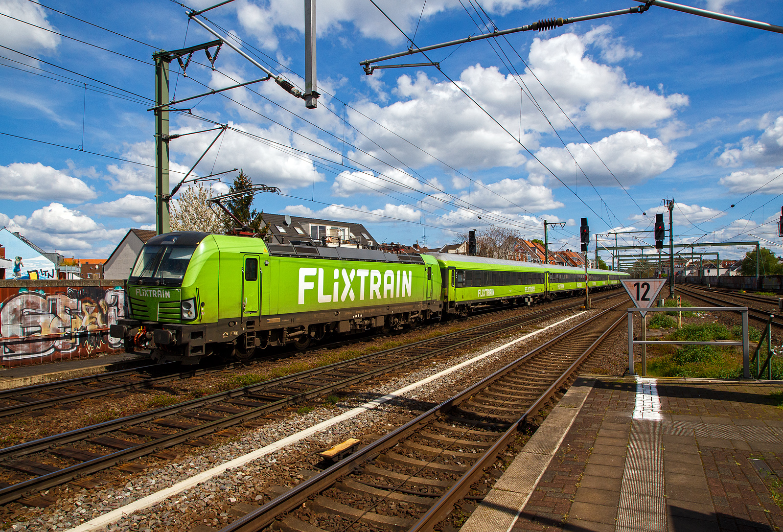 Die an die SVG - Schienenverkehrsgesellschaft mbH (Stuttgart) f�r die FlixTrain Verkehre vermiete MRCE Dispolok X4 E – 862 bzw. 193 862-0 (91 80 6193 862-0 D-DISPO) rauscht am 30.04.2023 mit dem FlixTrain FLX 30 / Zugnummer 1230 (Berlin Hbf - Hannover Hbf - Essen Hbf - K�ln Hbf - Aachen Hbf) durch den Bahnhof K�ln-Ehrenfeld in Richtung Aachen.

Die Siemens Vectron AC wurde 2014 von Siemens Mobilitiy in M�nchen-Allach unter der Fabriknummer 21925 gebaut. Diese Vectron Lokomotive ist als AC – Lokomotive (Wechselstrom-Variante) konzipiert und zugelassen f�r Deutschland und �sterreich (D/A). Seit Juli 2020 ist sie an die SVG vermietet, die als Eisenbahnverkehrsunternehmen (EVU) unteranderem auch den Verkehr der FlixTrain Verbindungen durchf�hrt.
	
Die Reisezugwagen werden von Firma Talbot-Services GmbH an die FlixTrain GmbH (einschl. Full Service) vermietet. Der �lteste deutsche Hersteller von Schienenfahrzeugen, die Waggonfabrik Talbot in Aachen, geh�rte von 1995 bis zum 30. Juni 2013 zu Bombardier Transportation und sollte geschlossen werden. Die neue Talbot Services GmbH hat den Standort �bernommen und die Weiterbesch�ftigung f�r ca. 240 Mitarbeiter erm�glicht. Bei FlixTrain hat man sich in der Corona-Zwangspause zu einer radikalen Modernisierung entschlossen. 135 Waggons wurden von Grund auf saniert. Den Auftrag erhielt Talbot Services, au�erdem �bernehmen die Aachener f�r mindestens 15 Jahre die gesamte Betreuung und Wartung der gr�nen Flixflotte. Das ist somit die Basisabsicherung des gesamten Unternehmens �ber lange Zeit.
