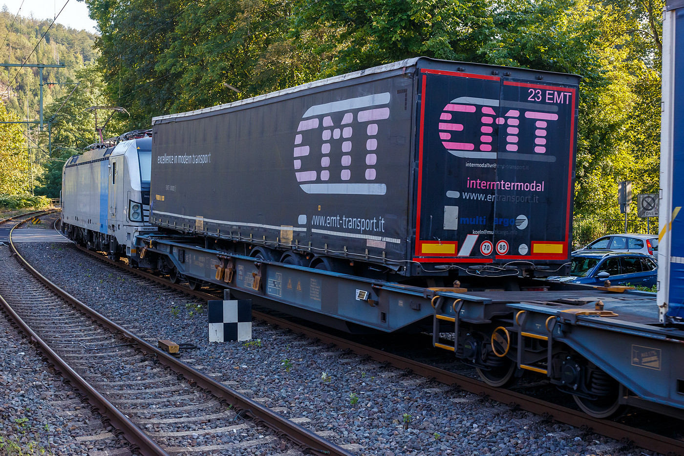 Die an die TX Logistik AG, Troisdorf  (zur Mercitalia Group gehörend) vermietete SIEMENS Vectron MS 6193 129-4 (91 80 6193 129-4 D-Rpool) der Railpool GmbH (München) fährt am 17 September 2024 mit einem KLV-Zug durch den Bahnhof Kirchen (Sieg) in Köln.

Die Multisystemlokomotive Siemens Vectron MS wurde 2023 von Siemens Mobilitiy in München-Allach unter der Fabriknummer 23333 gebaut. Sie wurde in der Variante A01 ausgeführt und hat so die Zulassung für Deutschland, Österreich, Slowakei, Polen, Tschechien, Ungarn, Rumänien und Bulgarien (D / A / SK / PL / CZ / H + RO / BG). So besitzt die Vectron Variante MS A01 folgende Zugsicherungssysteme: ETCS BaseLine 3, sowie für Deutschland (PZB90 / LZB80 (CIR-ELKE I)), für Österreich (ETCS Level 1 mit Euroloop, ETCS Level 2, PZB90 / LZB80), für Polen (SHP), Slowakei und Tschechien (LS (Mirel)), Ungarn (ETCS Level 1, EVM (Mirel)) und Rumänien (PZB90).