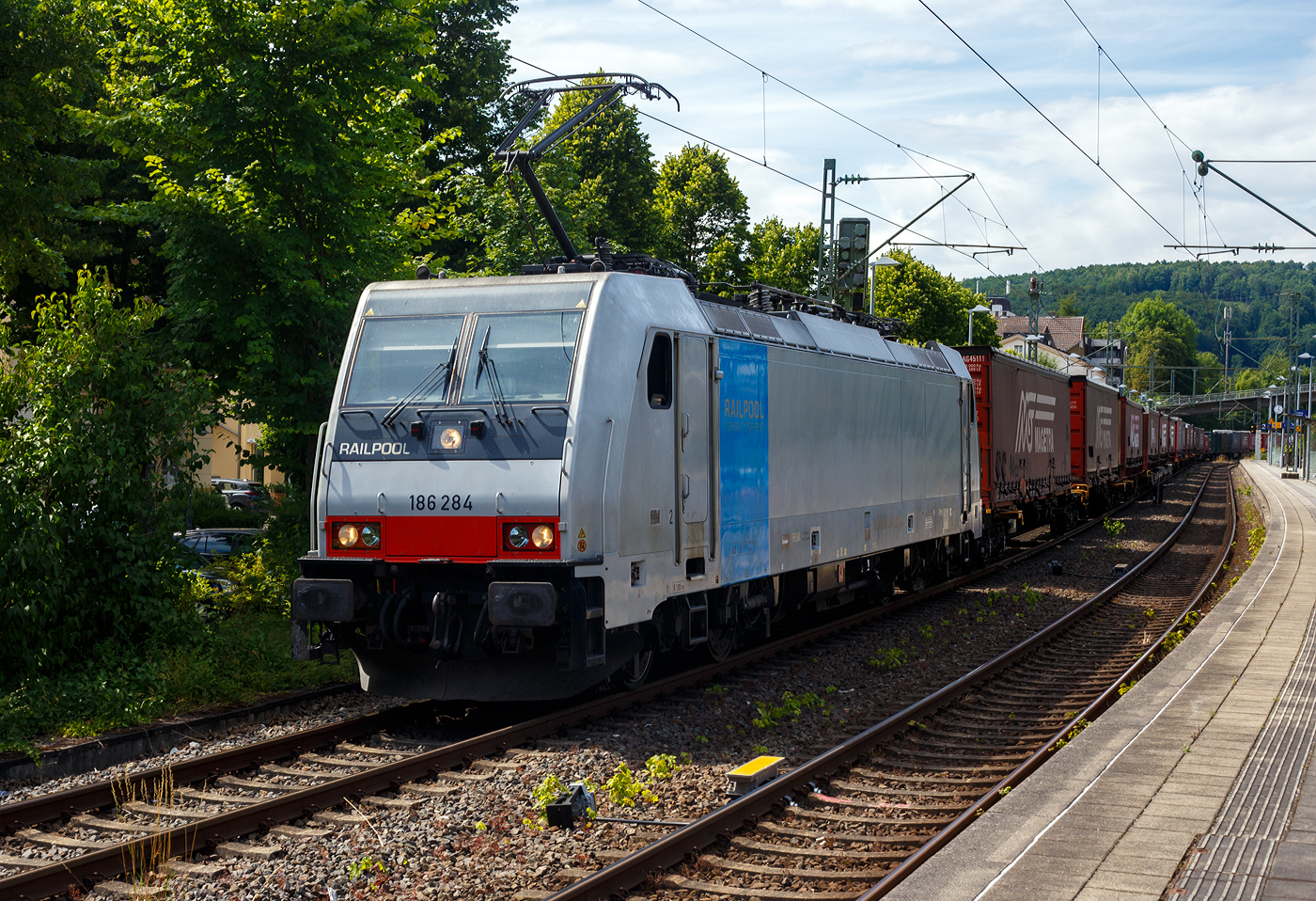 Die an die TXL - TX Logistik AG (Troisdorf) vermietete Railpool 186 284-6 (91 80 6186 284-6 D-Rpool), fährt am 05 Juli 2025 mit einem Magetra-KLV-Zug durch Kirchen an der Sieg in Richtung Köln 

Die Bombardier TRAXX F140 MS wurde 2009 von Bombardier in Kassel unter der Fabriknummer 34756 gebaut und war ursprünglich für die CBRail als E 186 915 vorgesehen, wurde aber im Juli 2010 als 186 284-6 an die Railpool, mit den Zulassungen/Länderpaketen für Deutschland, Österreich und Italien (D/A/I), geliefert. Von 2010 bis 2017 fuhr sie für die Lokomotion Gesellschaft für Schienentraktion mbH (München) und war in Italien als 91 80 6186 284-6 IT-RTC eingestellt.