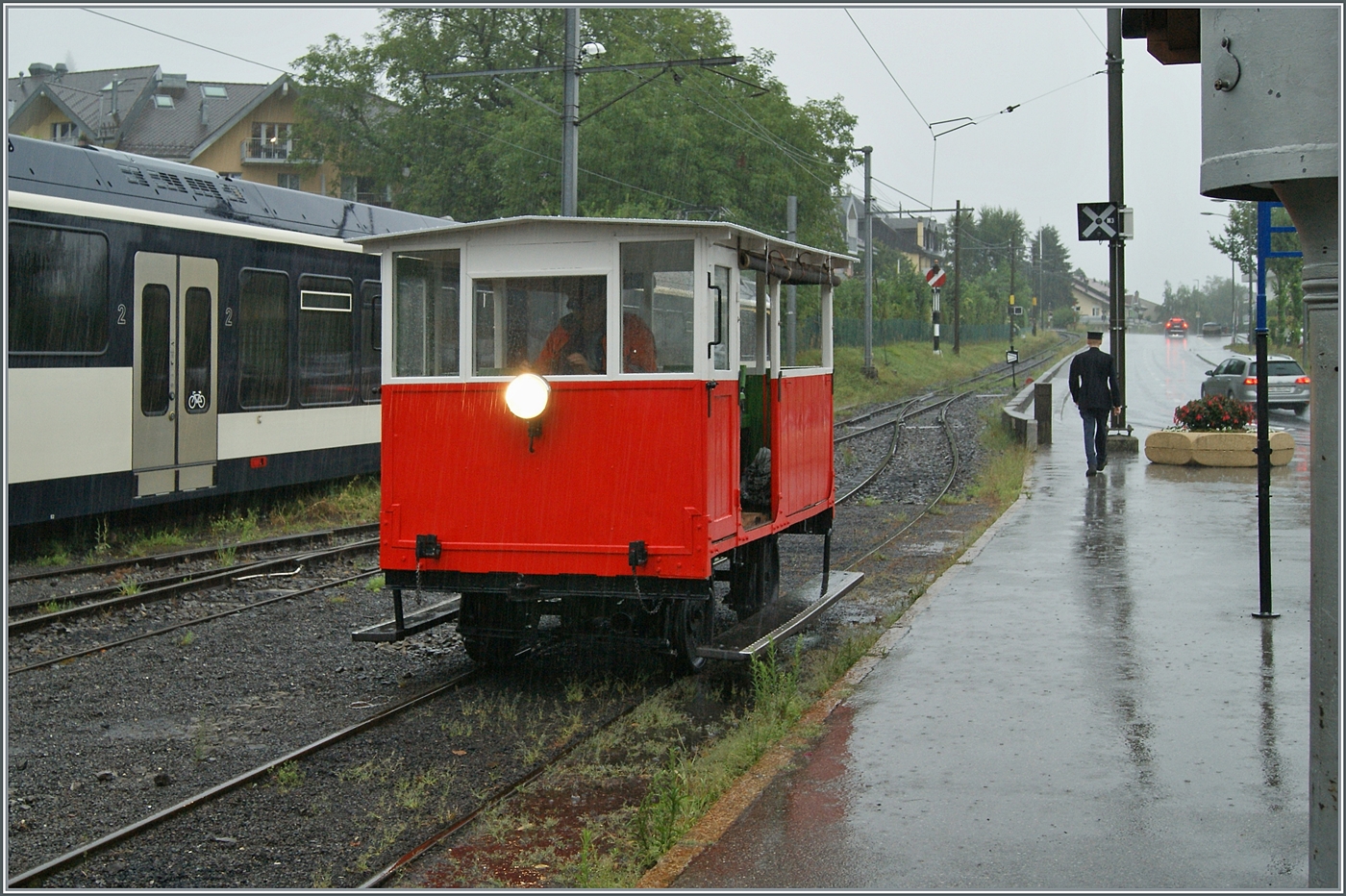 Die aufgearbeitete kleine RB (Réseau Breton) Draisine Dm 2/2 N° 3  Biniou  der Blonay-Chamby Bahn ist in Blonay auf Probefahrt, sie wird am Wochenende 7./8. Sept. offiziell wieder in Betrieb genommen und den Gästen präsentiert. 

Zudem ist die Dm 2/2 schon sehr lange bei der B-C, wie nachfolnde Ausführungen zeigen: 

Auf dem knapp 400 km langen Streckennetz der Bretagne standen rund fünfzehn Draisinen der Firma „Billard“, einem renommierten französischen Triebwagenhersteller, im Einsatz.
Eine ausgeklügelte Vorrichtung aus beweglichen Schienen, die auf einem Drehpunkt montiert werden, ermöglicht es, die Draisine umzudrehen, um die Fahrtrichtung zu ändern, oder auf einem Gleisabschnitt neben dem Hauptgleis zu parken, um das Gleis für Züge frei zu geben. 

Im Jahr 1968 holte Blonay-Chamby in Loudeac einige Fahrzeuge aus dem bretonischen Netz, da dieses abgebaut wurden. Da auf den Transportwaggons noch ein kleiner Platz frei war, wird im letzten Moment beschlossen, auch die am Bahnhof vorhandene Draisine Nr. 3 mitzunehmen.  Diese Draisine, in BC „Le Biniou“ genannt, wird für die ersten Wartungsarbeiten zwischen Blonay und Chamby und aber auch den Abbau der Strecke zwischen St-Légier und Châtel-St-Denis eingesetzt. Später wird sie nach einer Beschädigung außer Betrieb genommen. Etwa dreißig Jahre später erweckte die Ankunft eines neuen Mitglieds, eines pensionierten Automechanikers, dieses Fahrzeug wieder zum Leben. Da der ursprüngliche Motor vom Typ „Renault Frégate“ irreparabel war, wurde ein Peugeot J9-Motor daran angepasst.
(Übersetzt von einem Text von  J.D.Paré/Blonay-Chamby)   
Neuerdings revidiert, wird sie am 7.8. Sept. zum Einsatz kommen.
18. August 2024 