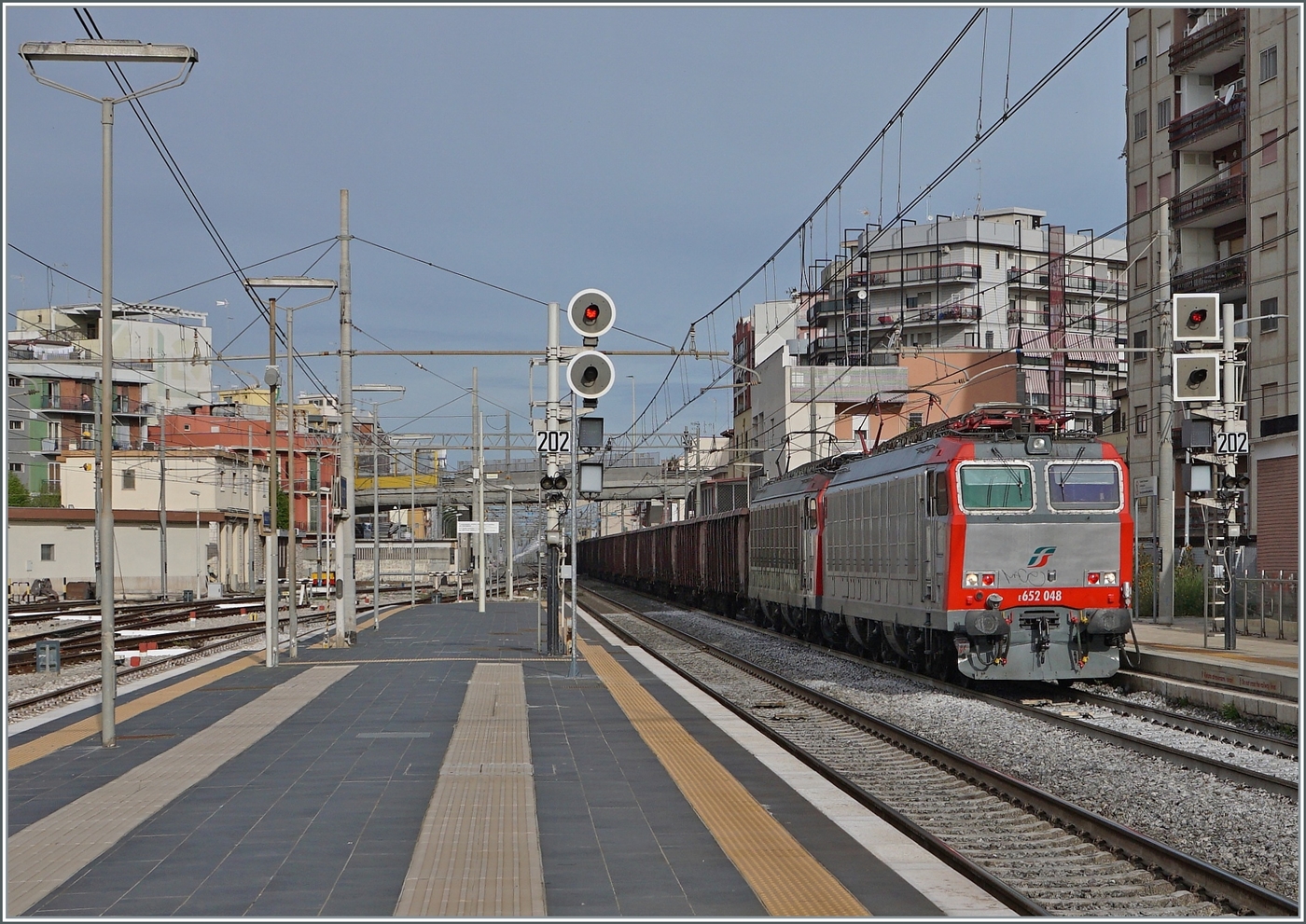 Die in Barletta mit einer weiteren E 652 eintreffenden FS Mercitalia E 652 048 scheint neu gestrichen zu sein. Wie sie vorher aussah, zeigt das folgende Bild.

25. April 2023