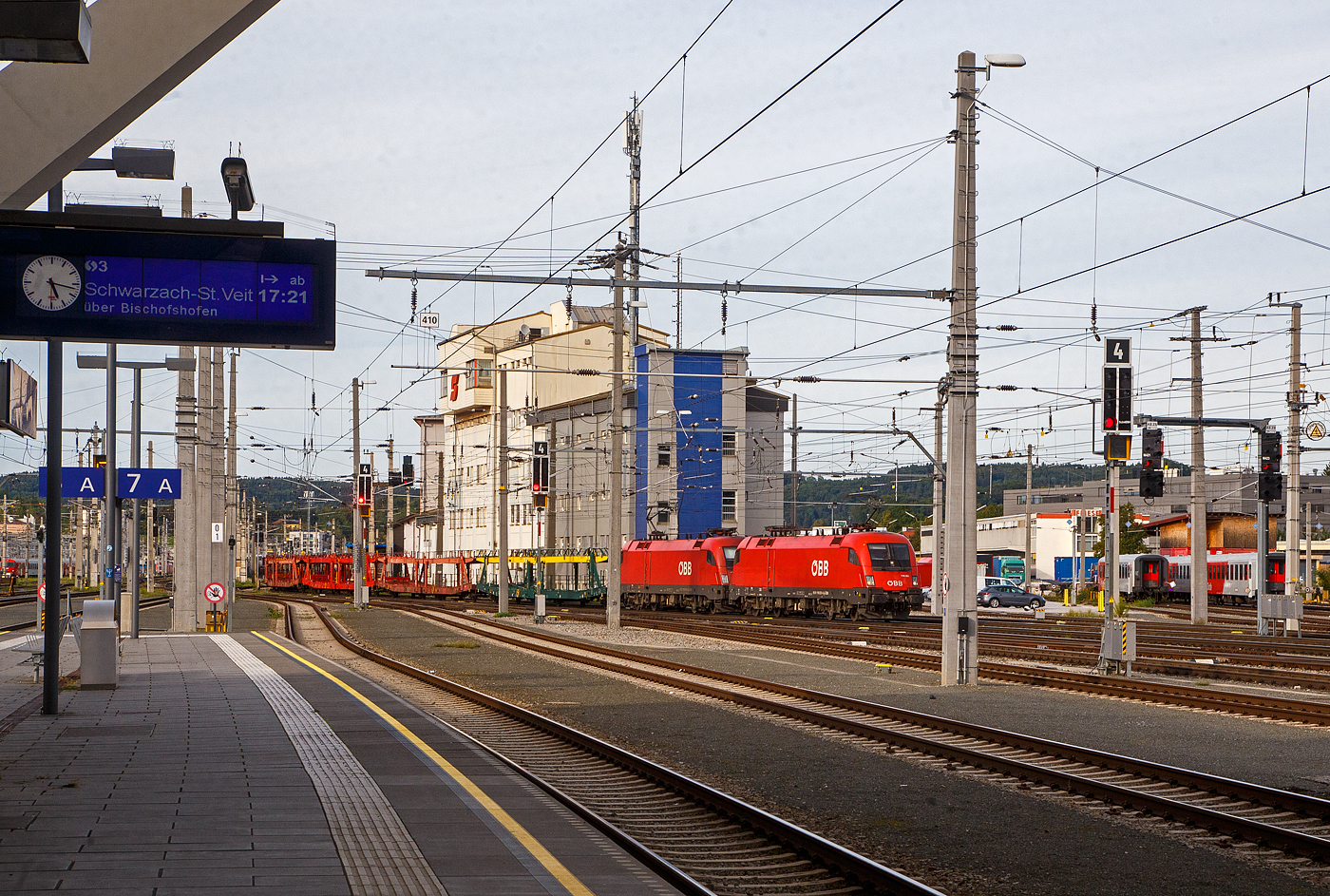 Die beiden Taurus II �BB 1116 051-4 (A-�BB 91 81 1116 051-0) und �BB 1116 053-0 (A-�BB 91 81 1116 053-0) fahren am 12.09.2022 mit einem leeren Autotransportzug durch den Hauptbahnhof Salzburg in Richtung Deutschland.