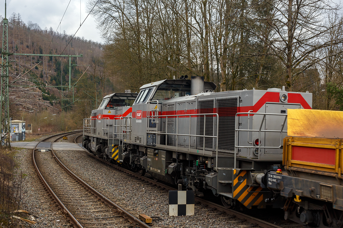 Die beiden Vossloh G 1000 BB der KAF Falkenhahn Bau AG fahren in Doppeltraktion am 14 März 2025 mit einem Bauzug/Schotterzug, bestehend aus KAF Kippwagen MK 45 DH „LW-Kipper“ der Gattung Rlps und am Zugende Flachwagen der Gattung Gattung Slmns1, durch den Bahnhof Kirchen/Sieg in Richtung Köln. Vorne die 271 022-6 „Charlotte“ (92 80 1271 022-6 D-KAF), ex MRCE bzw. ex HGK DH 49 und dahinter die 271 006-9 „Julius“ (92 80 1271 006-9 D-KAF)

Nochmals einen lieben Gruß an das nette Lokpersonal zurück. 

Die 271 022-6 „Charlotte“ wurde 2005 von Vossloh in Kiel unter der Fabriknummer 5001568 gebaut. Zum 01.01.2021 wurde sie an die KAF Falkenhahn Bau AG verkauft.

Die 271 006-9 „Julius“ wurde 2016 von Vossloh in Kiel unter der Fabriknummer 5602198 gebaut und an die Vossloh Locomotives GmbH als 92 80 1271 006-9 D-VL geliefert und war bis 2020 als Mietlok unterwegs. Im Jahr 2020 wurde sie dann an die KAF verkauft.