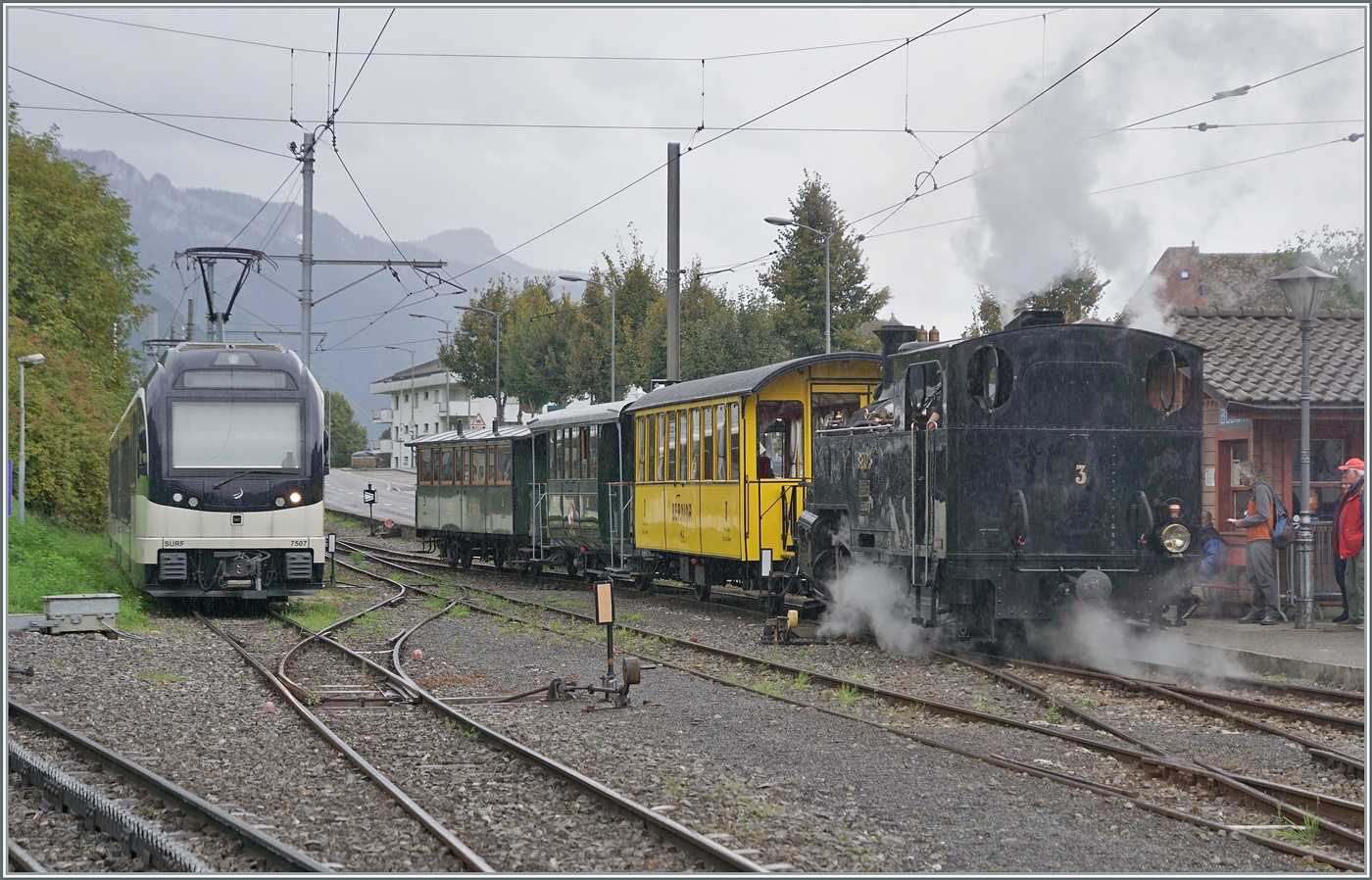 Die BFD HG 3/4 N° 3 der Blonay - Chamby Bahn ist wieder in Blonay angekommen. Dem Dampfzug wurde in Chaulin der RhB Salonwagen As2	N° 2 (Baujahr 1903/SIG) beigegeben, da ab Blonay eine Gruppe angemeldet war. 

4. Oktober 2025