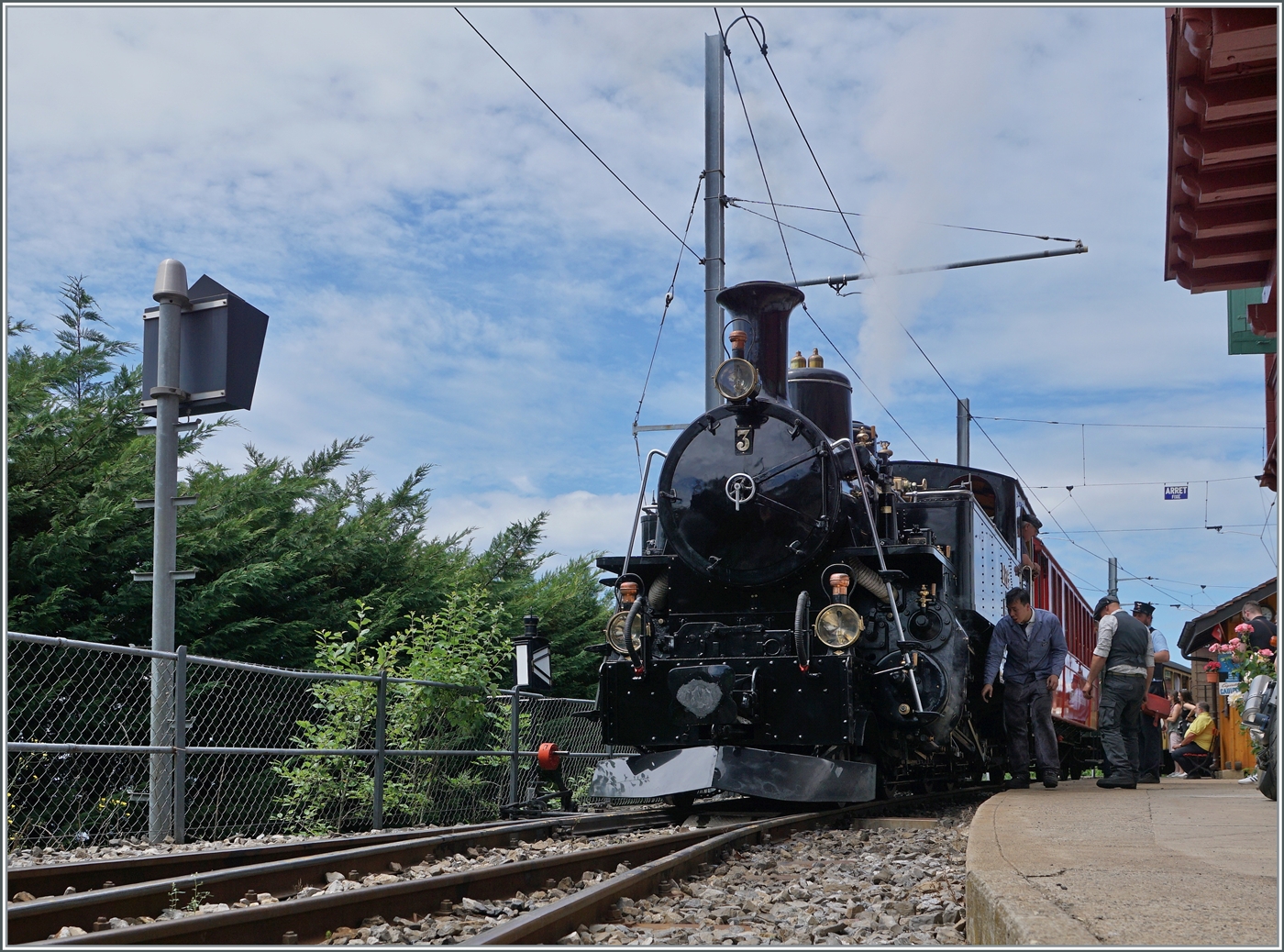 Die Blonay-Chamby BFD HG 3/4 N° 3 ist mit ihrem Zug in Chamby angekommen. 

6. Juni 2022