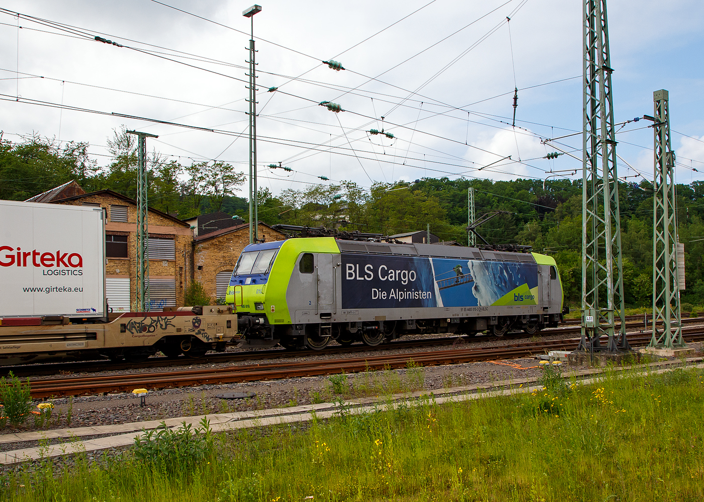 Die BLS Cargo 010, Re 485 010-3 (91 85 4485 010-3 CH-BLSC) fährt am 08.06.2021 mit einem KLV/CargoBeamer Alpinzug Domodossola- Kaldenkirchen, durch Betzdorf (Sieg) in Richtung Köln.

Die TRAXX F140 AC1 wurde 2003 von Bombardier in Kassel unter der Fabriknummer 33561 gebaut und an die BLS Cargo geliefert. Die Loks sind nur für die Schweiz und Deutschland zugelassen. 