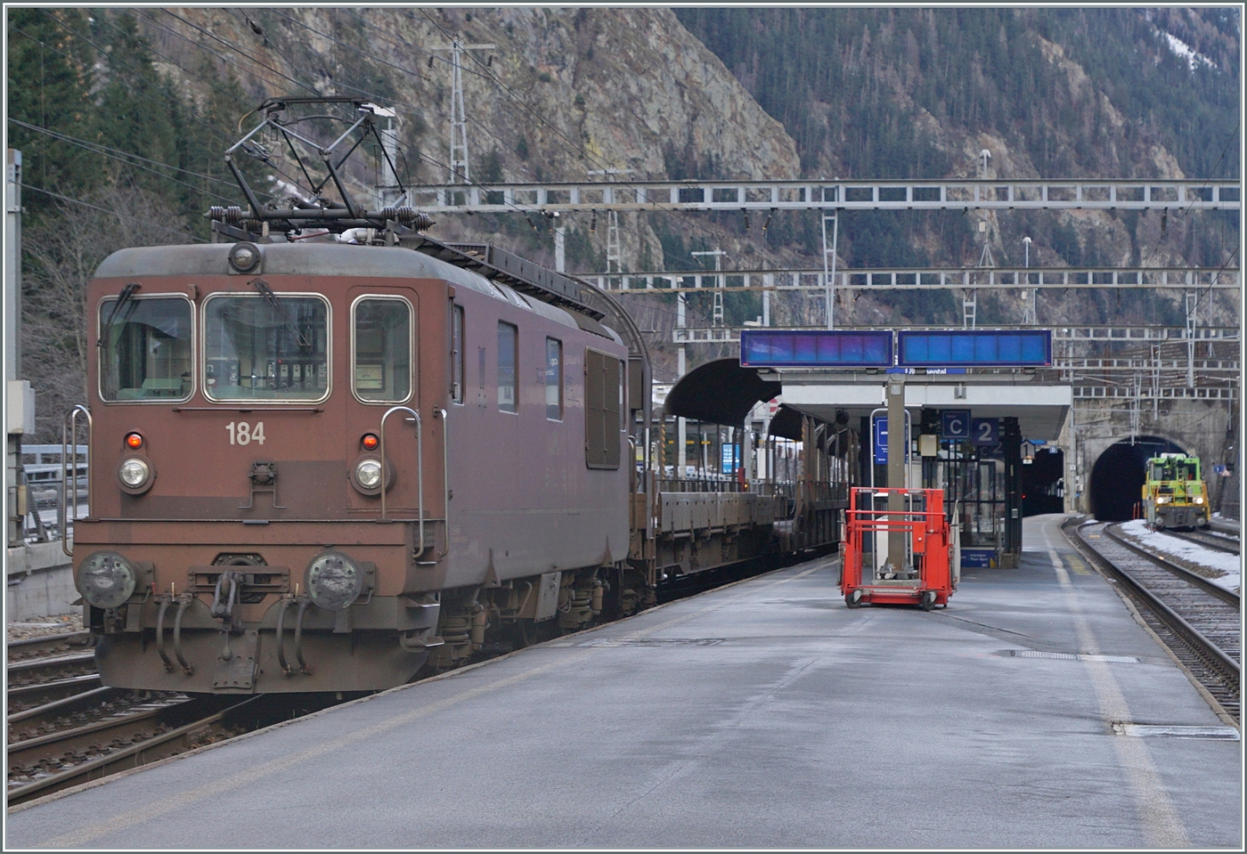Die BLS Re 4/4 184 verlässt mit ihrem Autotunnelzug AT1 Goppenstein in Richtung Kandersteg. 

3. Jan. 2024