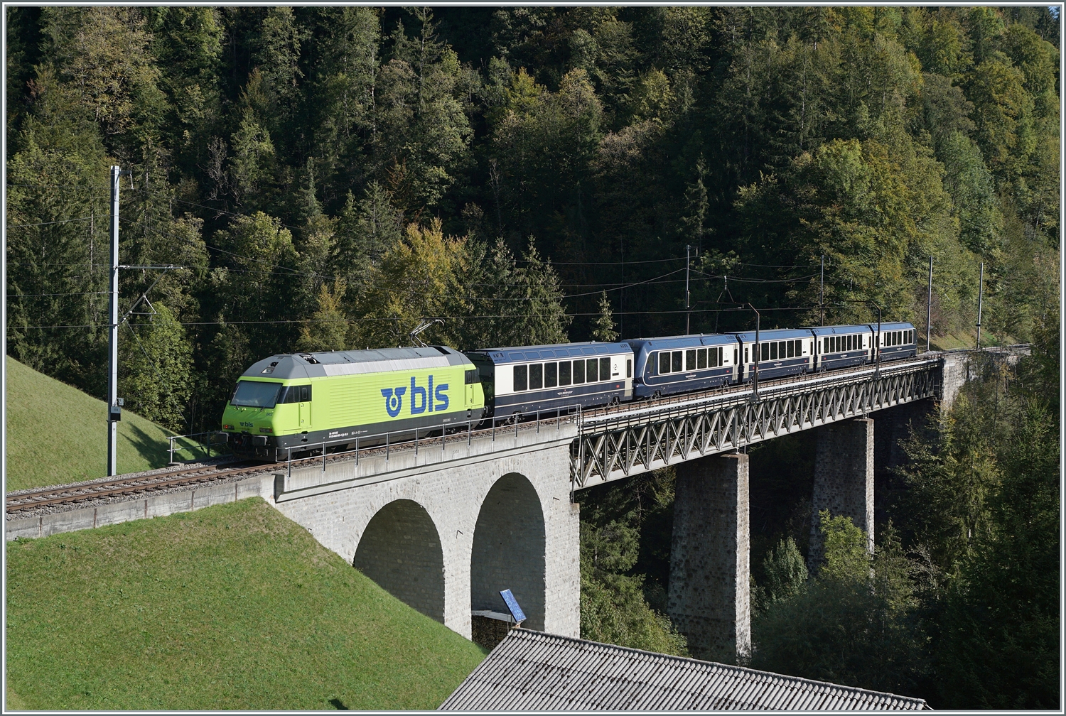 Die BLS Re 465 002 (UIC 91 85 4465 002-4) fährt mit ihrem GoldenPass Express GPX 4068 von Montreux nach Interlaken Ost bei Weissenburg über die Bunschenbach Brücke.

7. Okt. 2023