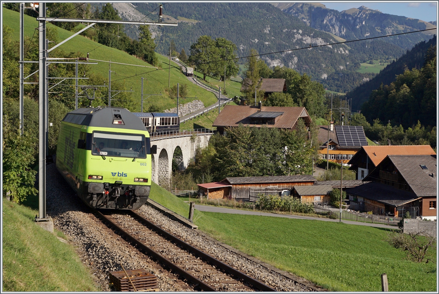  Die BLS Re 465 002 ist bei Garstatt mit ihrem GoldenPass Express GPX von Interlaken Ost nach Montreux unterwegs. In gut einer Viertelstunde wird eine MOB Ge 4/4 in Zweisimen den Zug übernehmen.

29. September 2023 