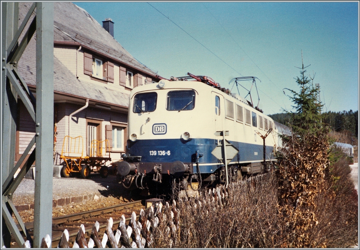 Die DB 139 136-6 mit ihrem Nahverkerszug auf dem Weg von Seebrugg nach Freiburg i.B. beim der Ankunft in Schluchsee. Neben der etwas verdeckten 139 136-6 bewogen mich die Details des Bahnhof und Bahnsteiges zum Zeigen dieses Bildes. 

Analogbild vom April 1988