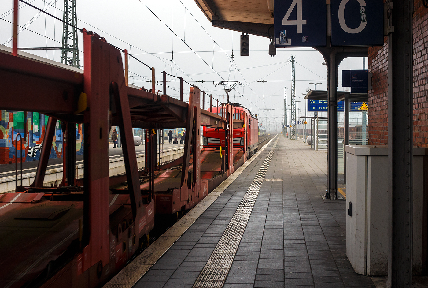 Die DB 193 040 (91 80 6193 040-3 D-DB) eine SIEMENS Vectron MS der DB Cargo AG fährt am 21 Januar 2025 mit einem leeren Autotransportzug (von Emden kommend) durch den Bahnhof Rheine in Richtung Süden.