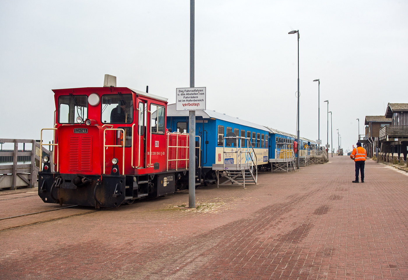 Die DB 399 108-0 (98 80 3399 108-0 D-DB) der Wangerooger Inselbahn rangiert am 12 März 2024 am Westanleger Wangerooge, an den nun leeren Personenzug (5 Wagen sowie zwei Flachwagen für Gepäckcontainern) heran.

Die meterspurige Lok wurde 1999 von SCHÖMA - Christoph Schöttler Maschinenfabrik GmbH in Diepholz unter der Fabriknummer 5600 für die Inselbahn Wangerooge der Deutsche Bahn AG gebaut und geliefert.
