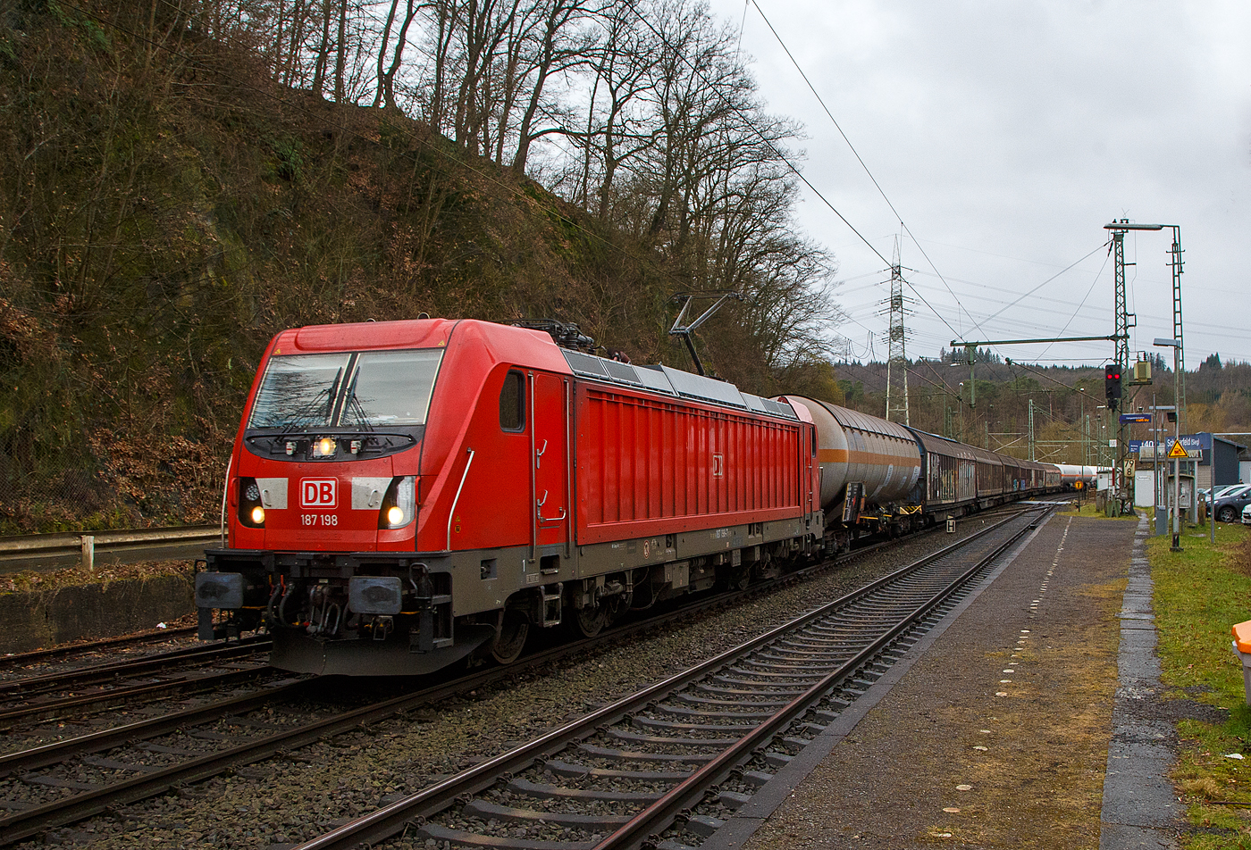 Die DB Cargo 187 198-7 (91 80 6187 198-7 D-DB) fährt am 18.02.2023 mit einem gemischten Güterzug durch Scheuerfeld (Sieg) in Richtung Siegen.

Die Bombardier TRAXX F140 AC3 wurde 2021 von der Bombardier Transportation GmbH in Kassel unter der Fabriknummer  KAS 35745  gebaut.  Die TRAXX F140 AC3 Varianten der DB Cargo (BR 187.1) haben keine Last-Mile-Einrichtung. Die Höchstgeschwindigkeit beträgt 140km/h. Die Lok hat nur die Zulassung für Deutschland. Die Lokomotiven können in gemischter Mehrfachtraktion mit BR185 und BR186 eingesetzt werden.
